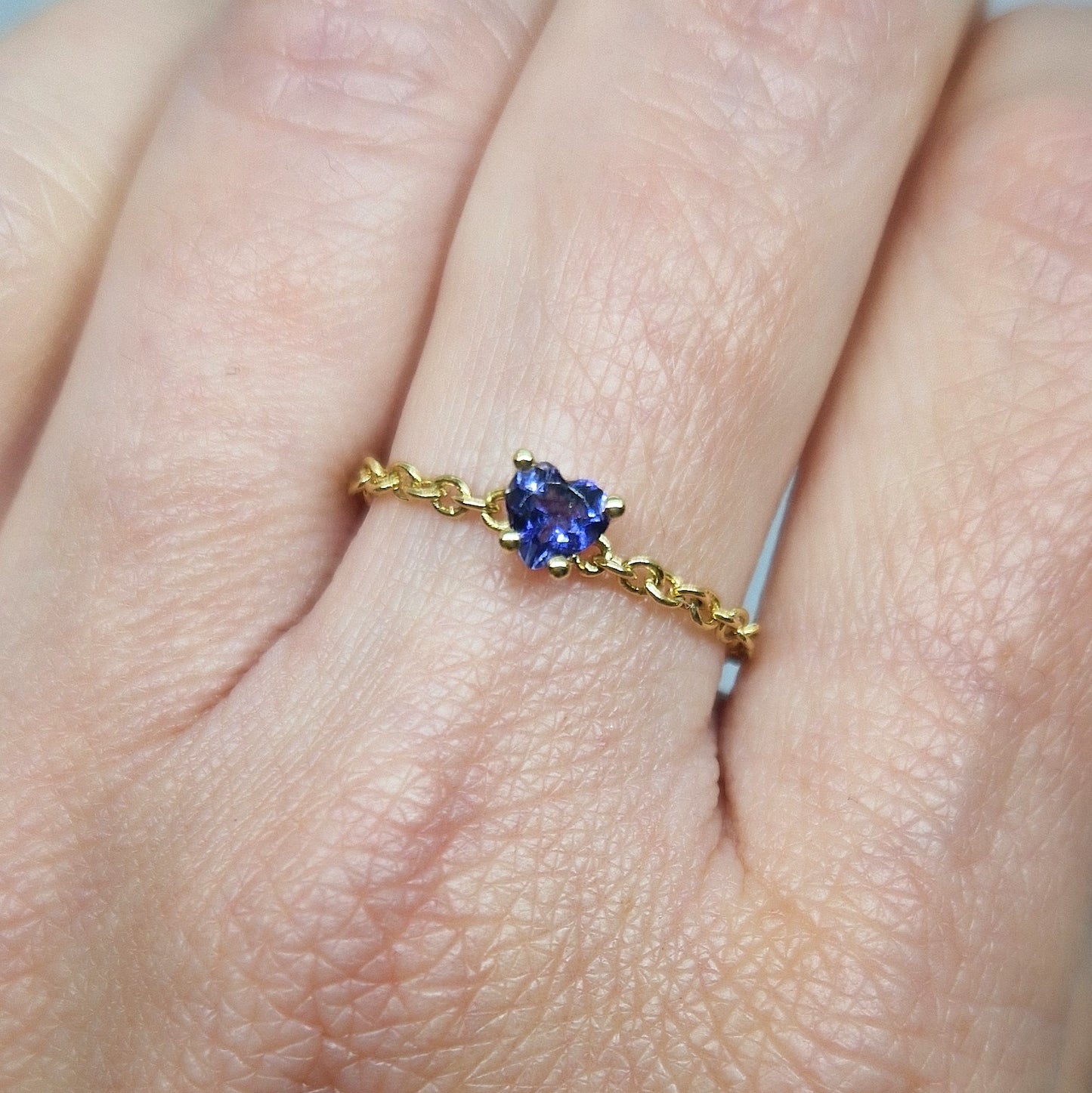 Anello con catena roló morbida in oro giallo 18 kt e iolite