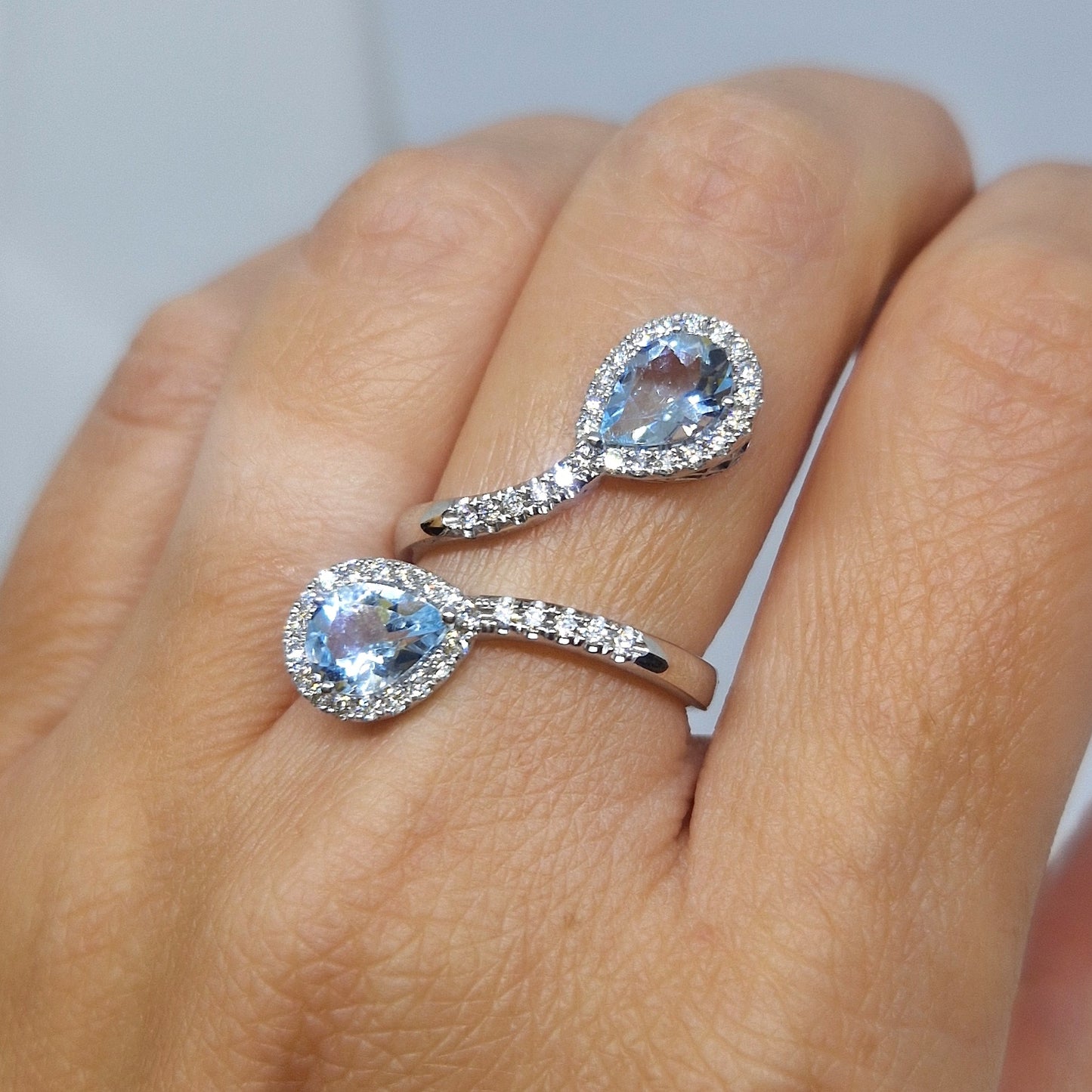Anello contrarié con acquamarina e diamanti in oro bianco 18 kt
