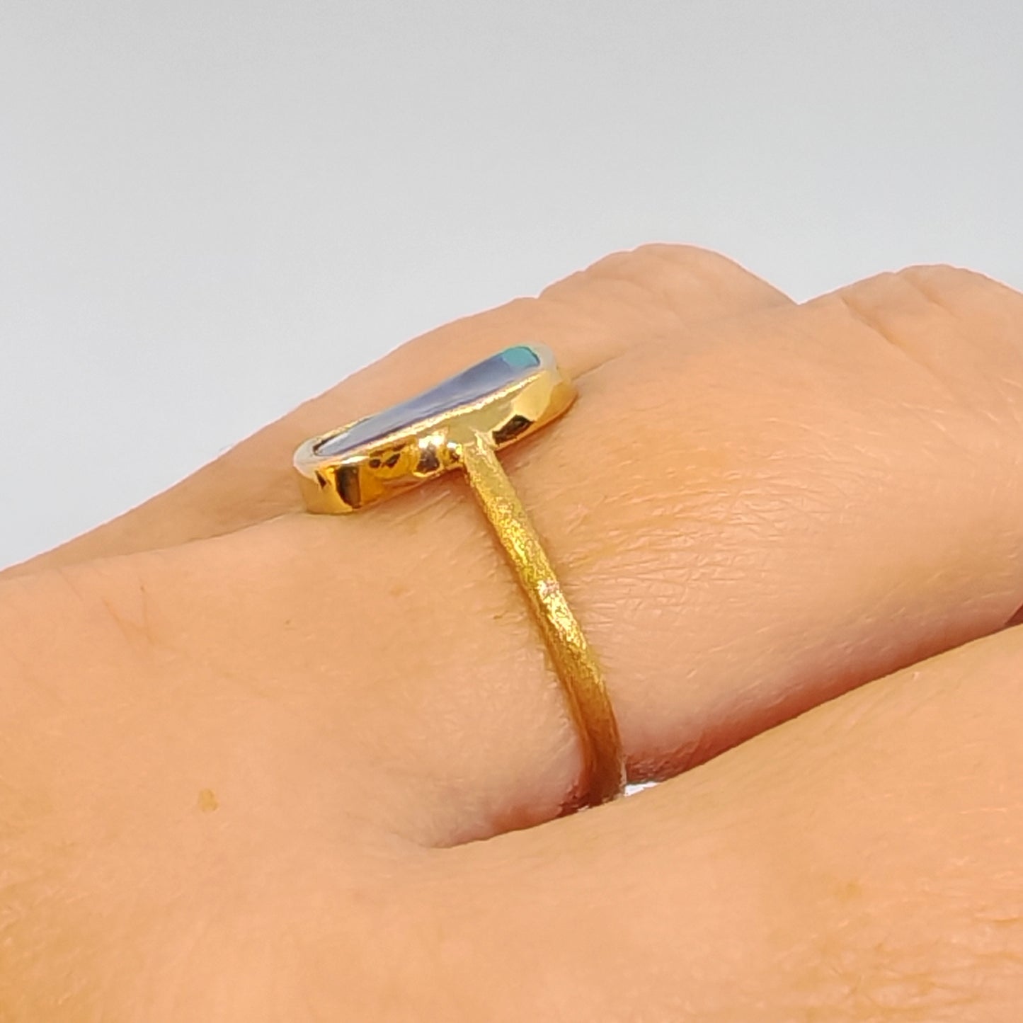Anello con opale boulder in oro giallo 18 kt