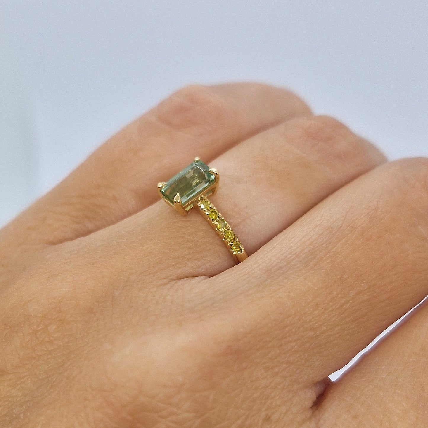Anello con tormalina verde e diamanti gialli in oro giallo 18 kt