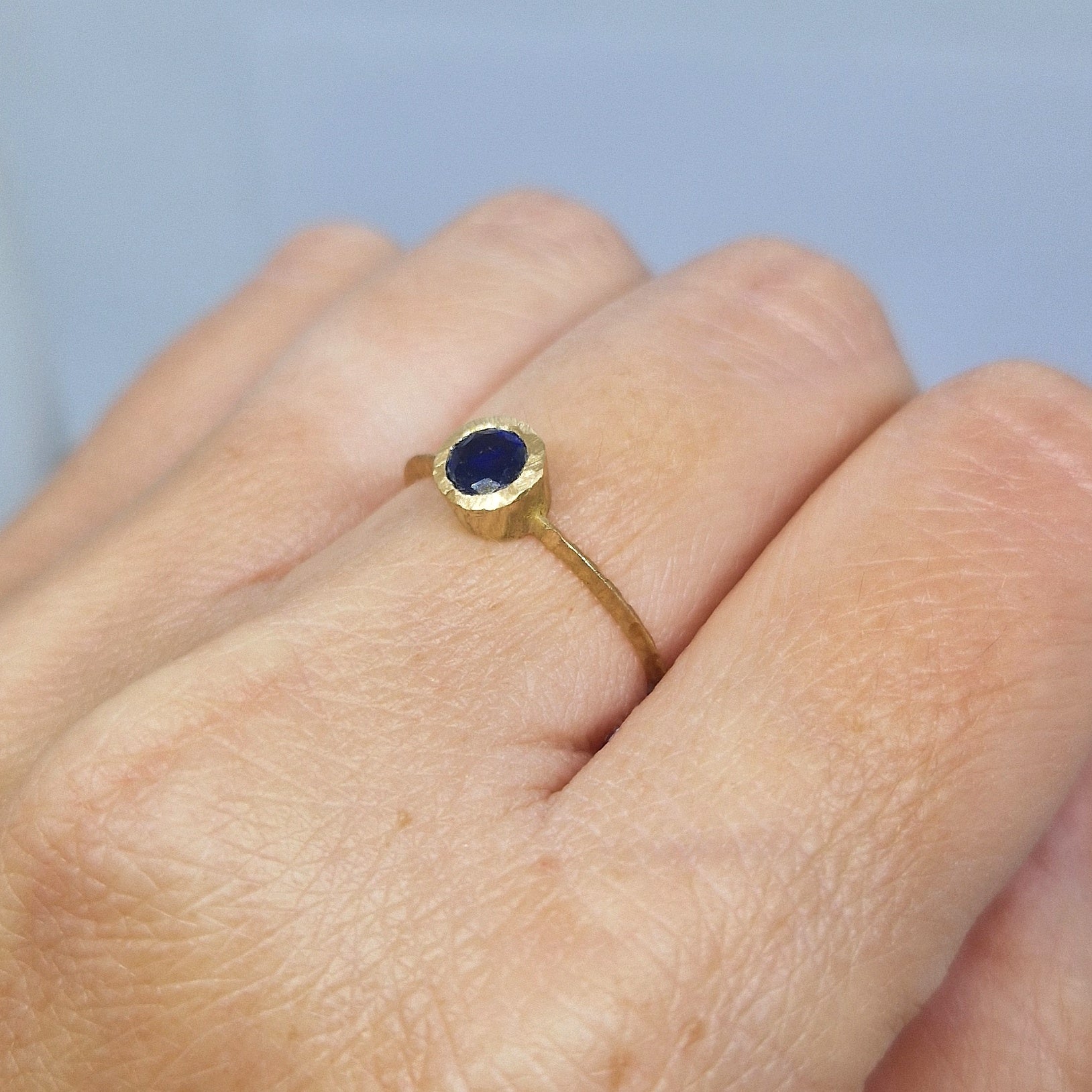 Anello con zaffiro blu in oro giallo 18 kt