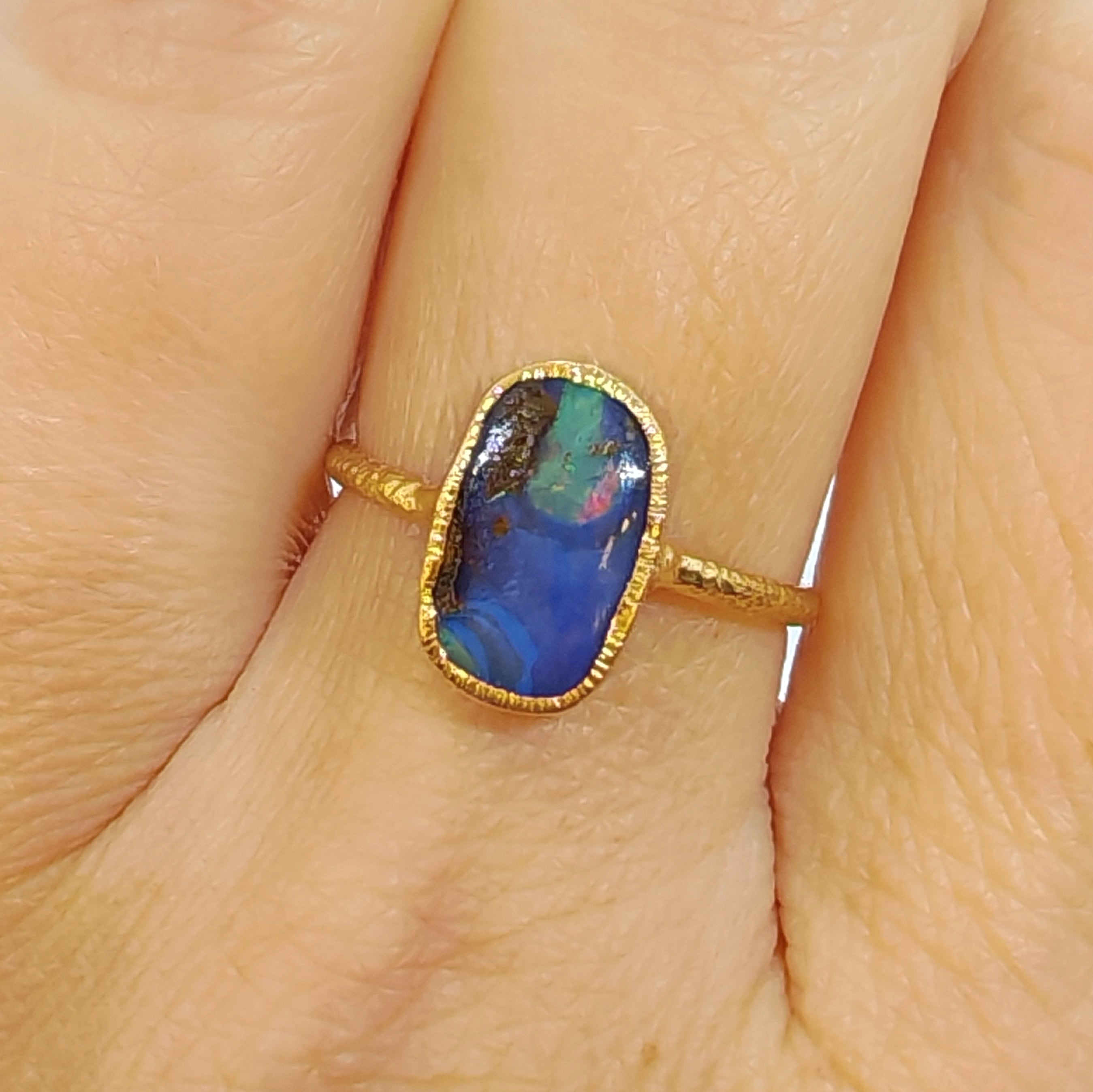 Anello con opale boulder in oro giallo 18 kt