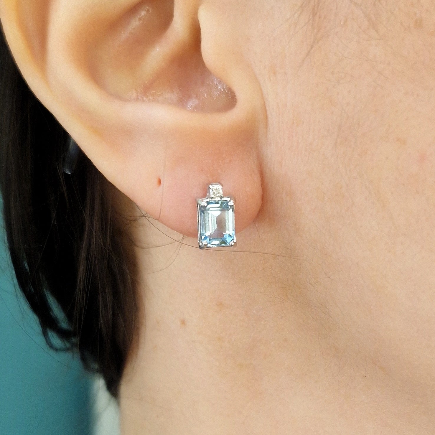 Orecchini con diamanti e acquamarina in oro bianco 18kt