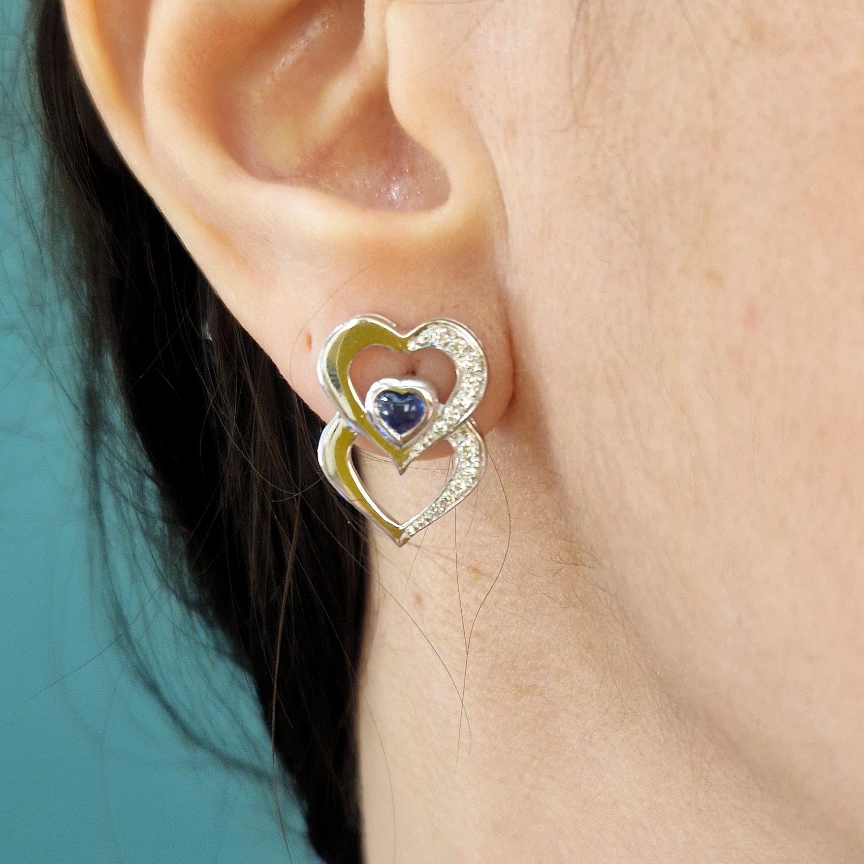 Orecchini con zaffiro blu a cuore e diamanti in oro bianco 18 kt ORZ 2