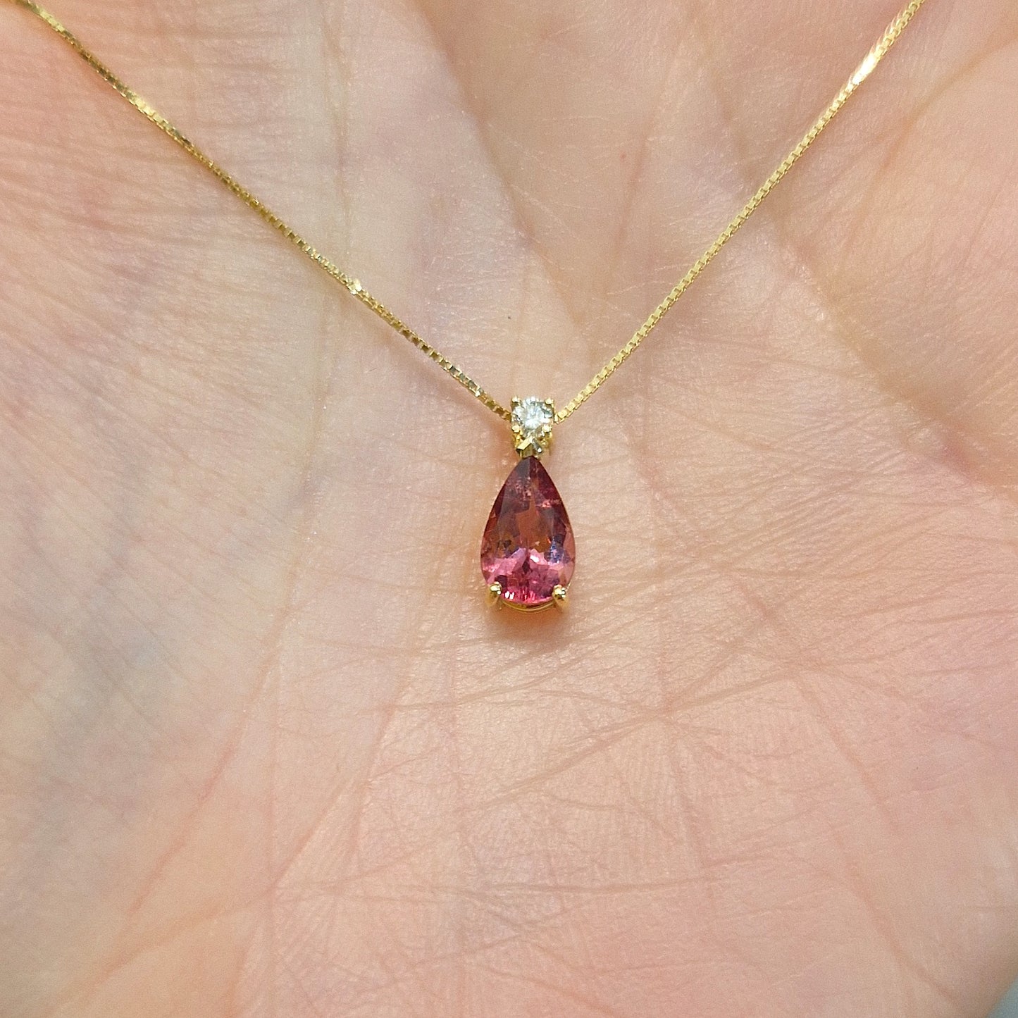 Collana con tormalina rosa a goccia in oro giallo 18 kt