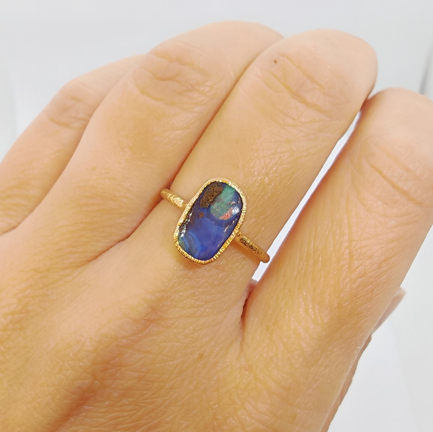 Anello con opale boulder in oro giallo 18 kt