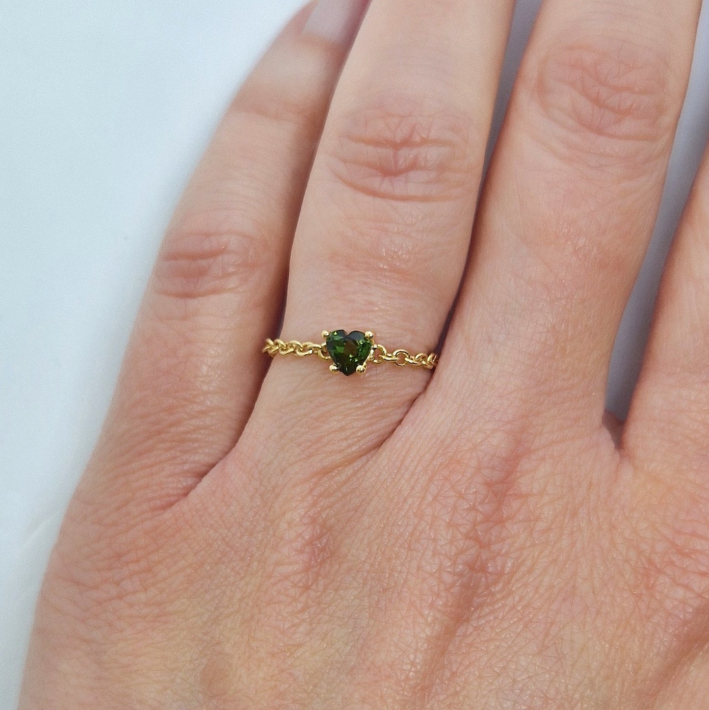 Anello con catena roló morbida in oro giallo 18 kt e peridoto