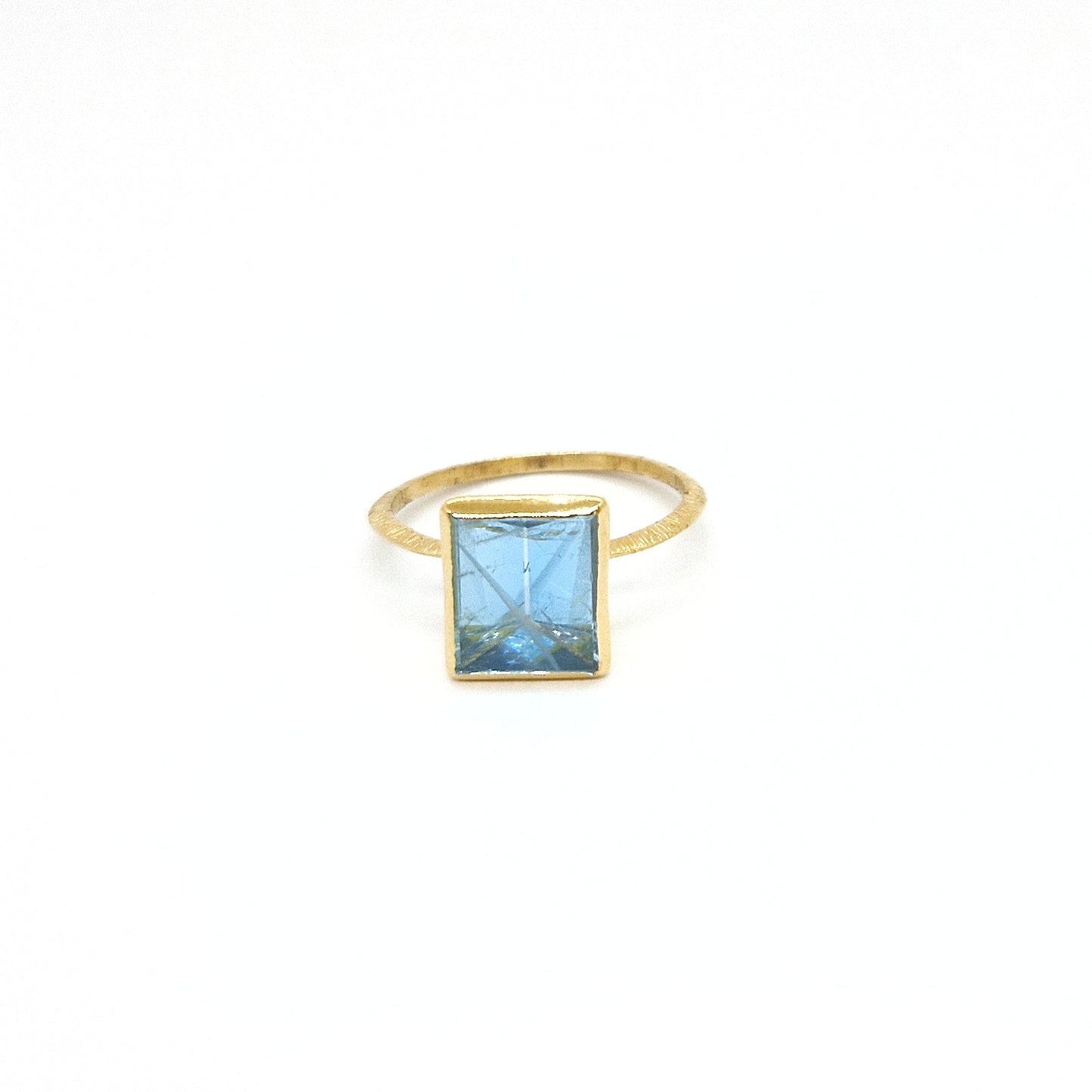 Anello con acquamarina rettangola in oro giallo 18 kt