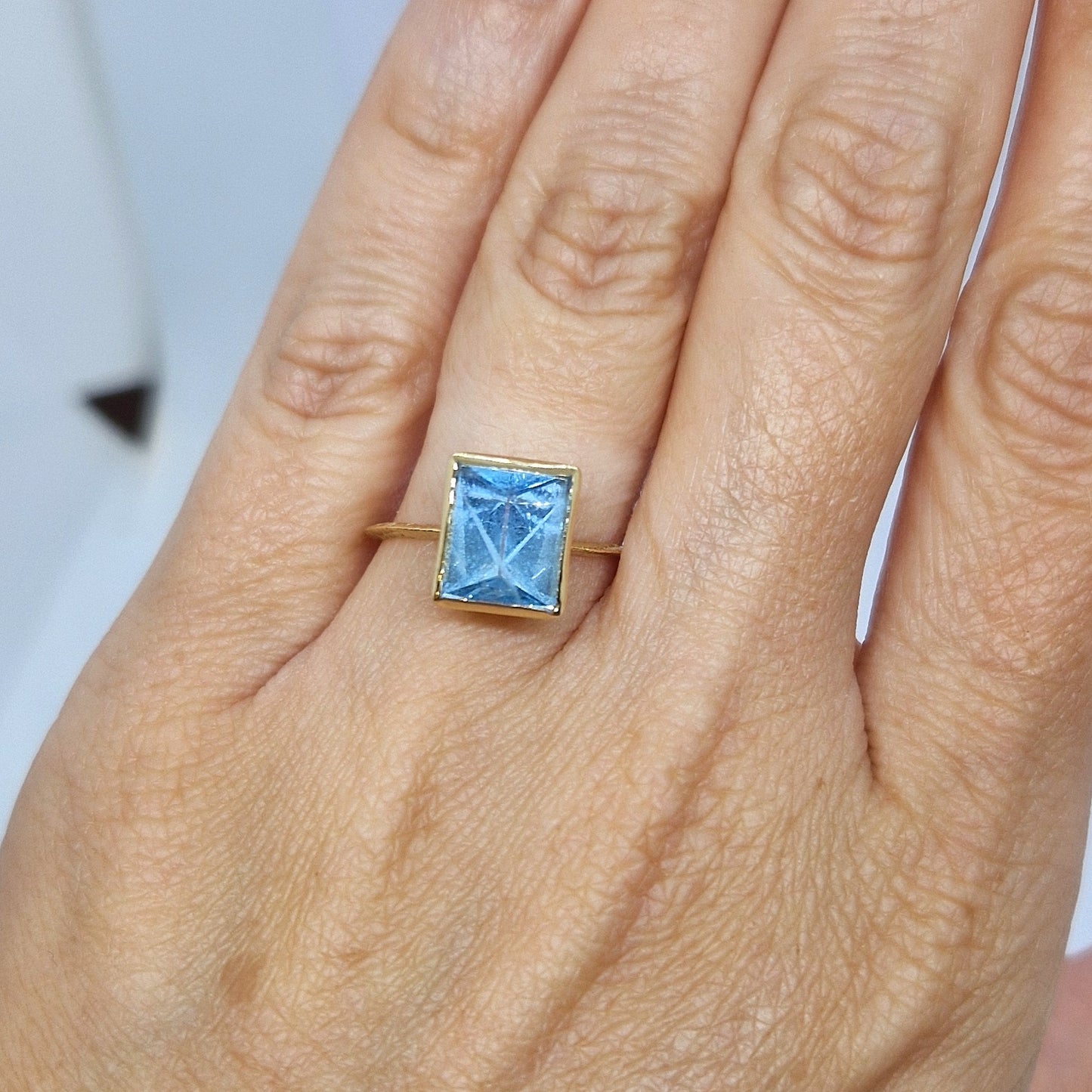 Anello con acquamarina rettangola in oro giallo 18 kt