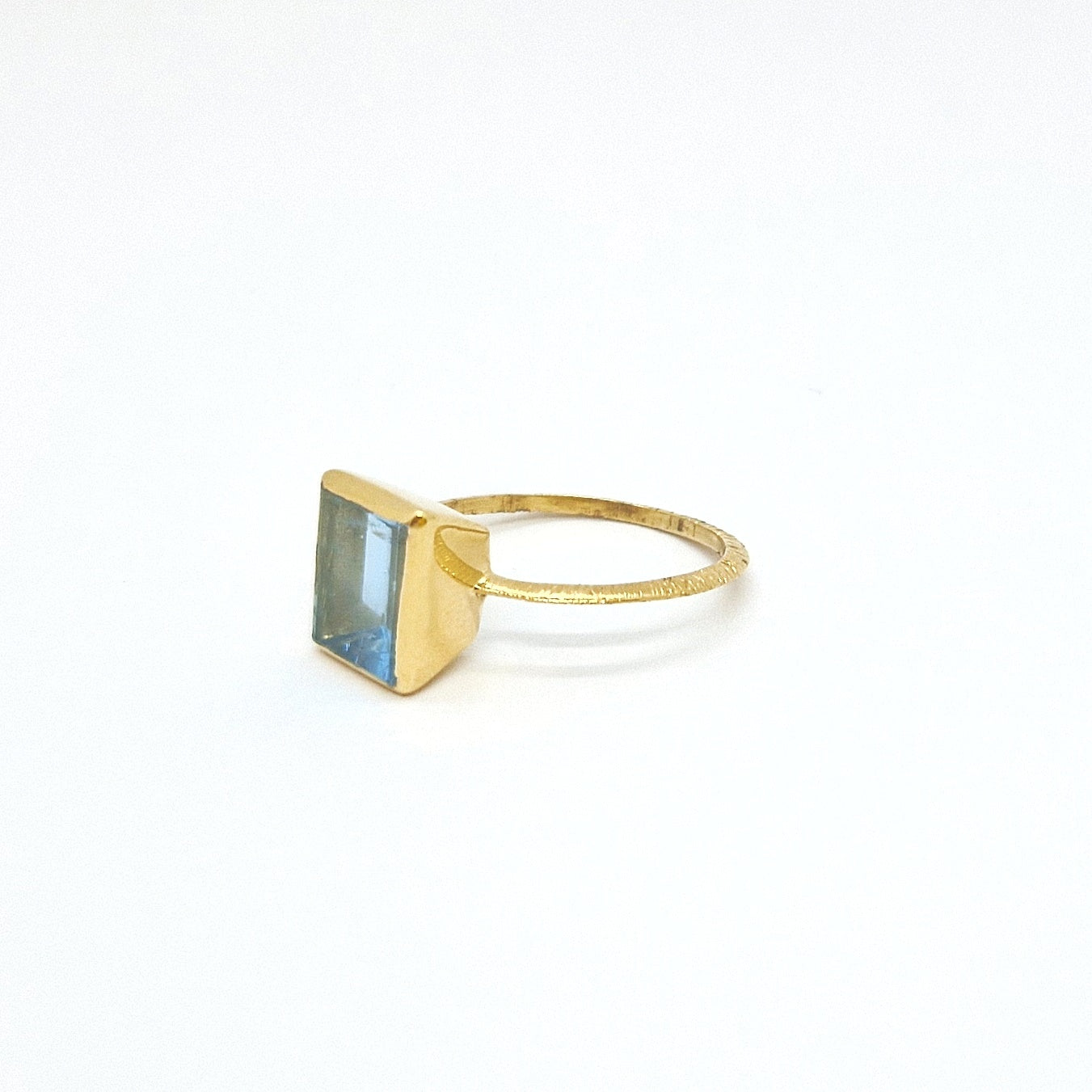 Anello con acquamarina rettangola in oro giallo 18 kt