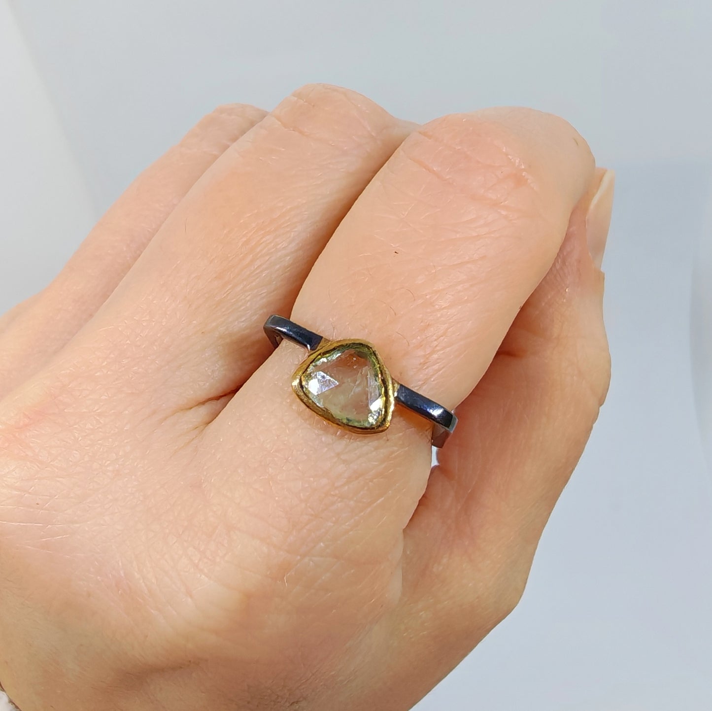 Anello in argento 925 e oro 18 kt con corindone