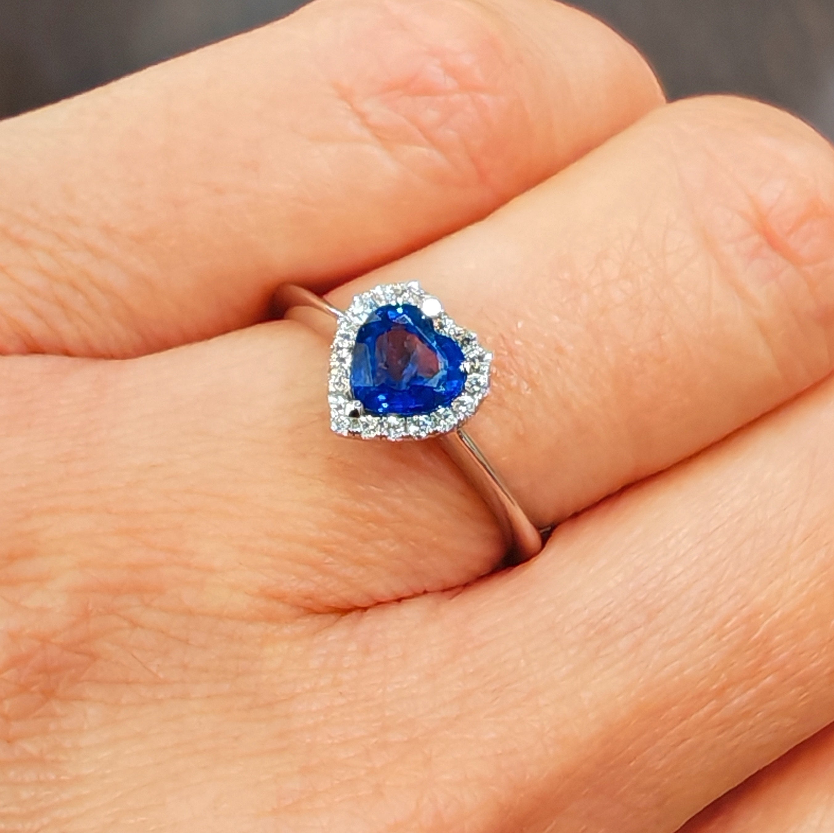 Anello con zaffiro a cuore e diamanti in oro bianco 18 kt