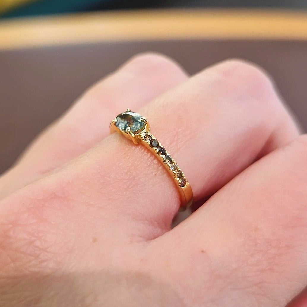Anello con corindone verde e diamanti brown in oro rosa 18 kt