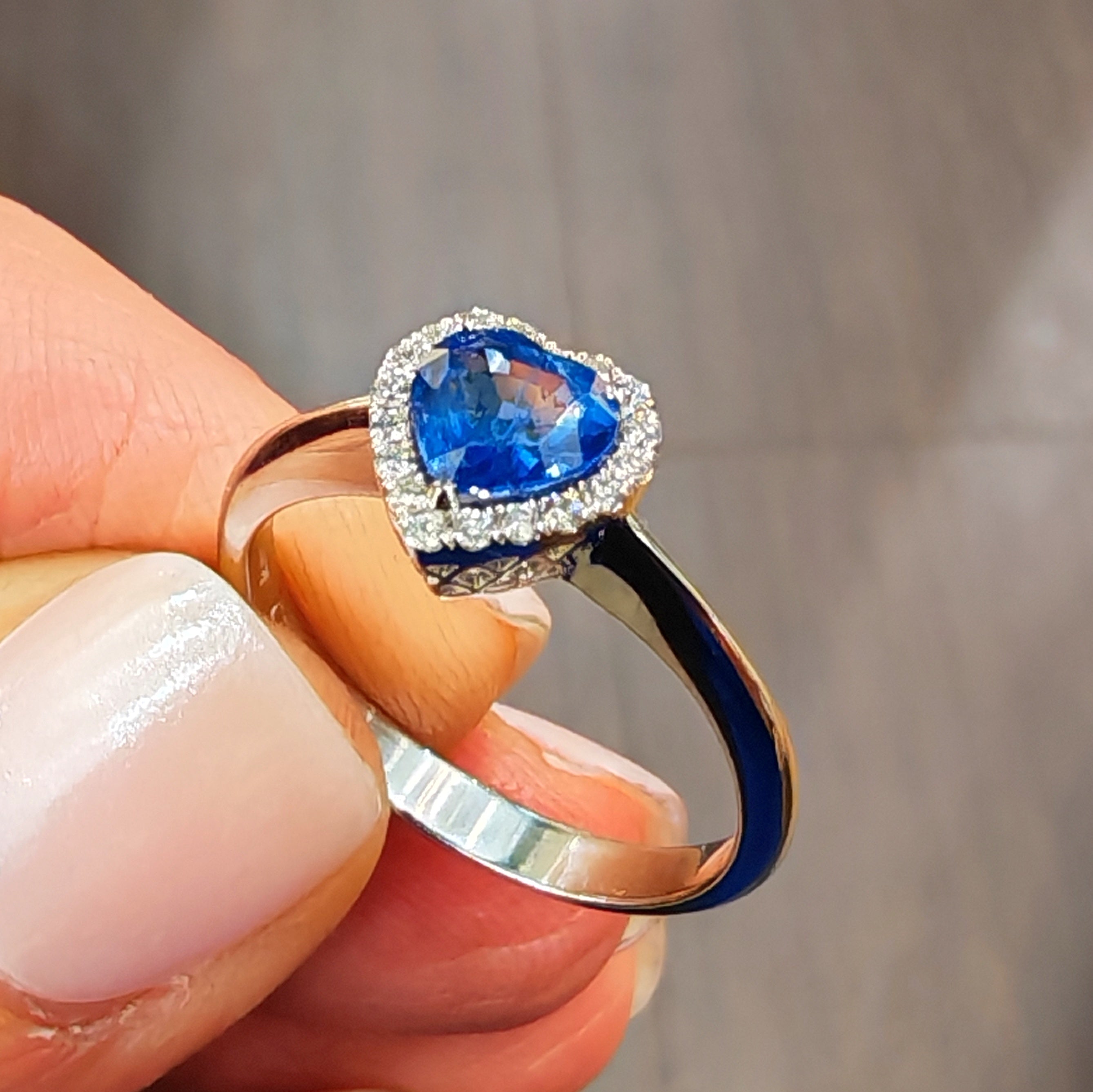Anello con zaffiro a cuore e diamanti in oro bianco 18 kt
