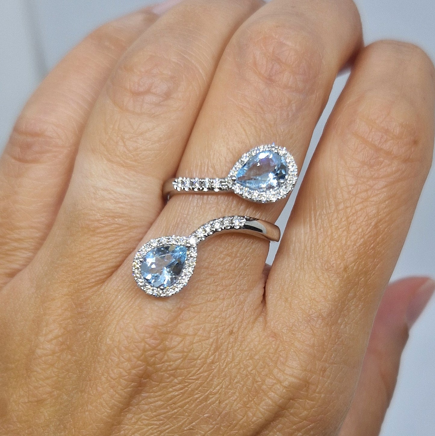 Anello contrarié con acquamarina e diamanti in oro bianco 18 kt