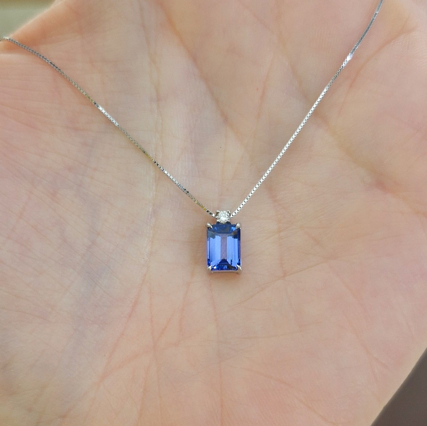 Collana con tanzanite e diamante in oro bianco 18 kt