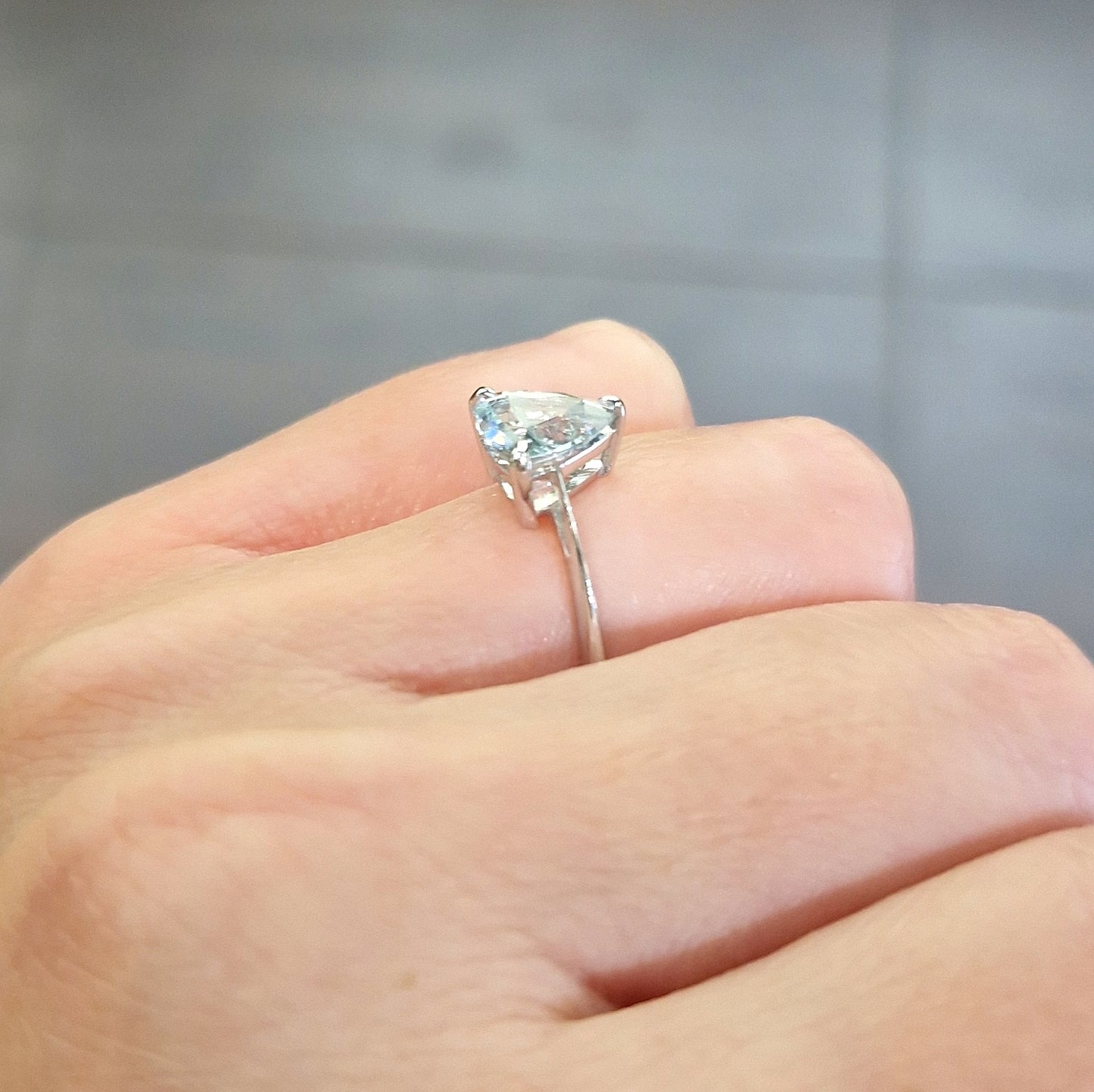 Anello con acquamarina trillion in oro bianco 18 kt