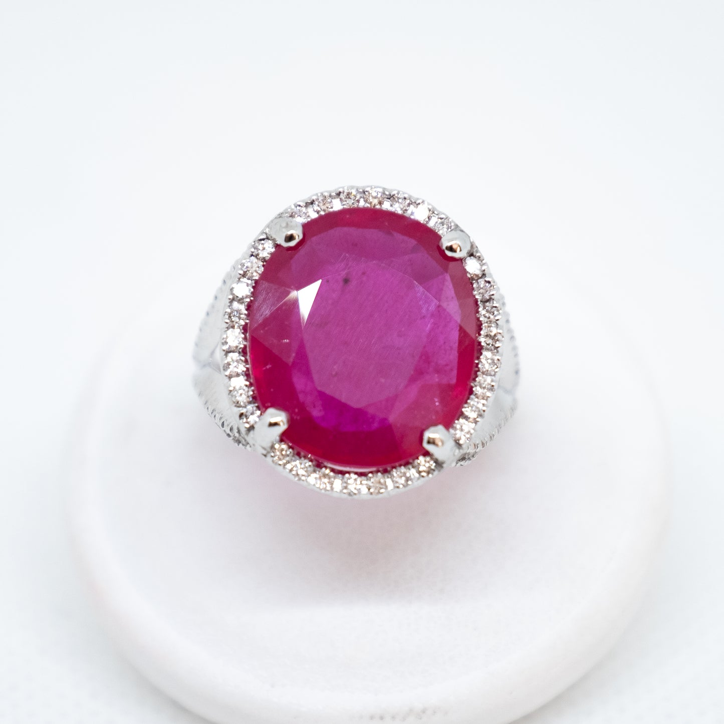 Anello con rubino e brillanti in oro bianco 18kt ANR1