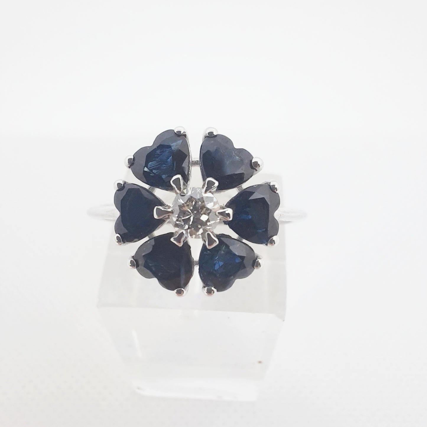 Anello con zaffiri cuore e brillante in oro bianco 18kt ANZ1