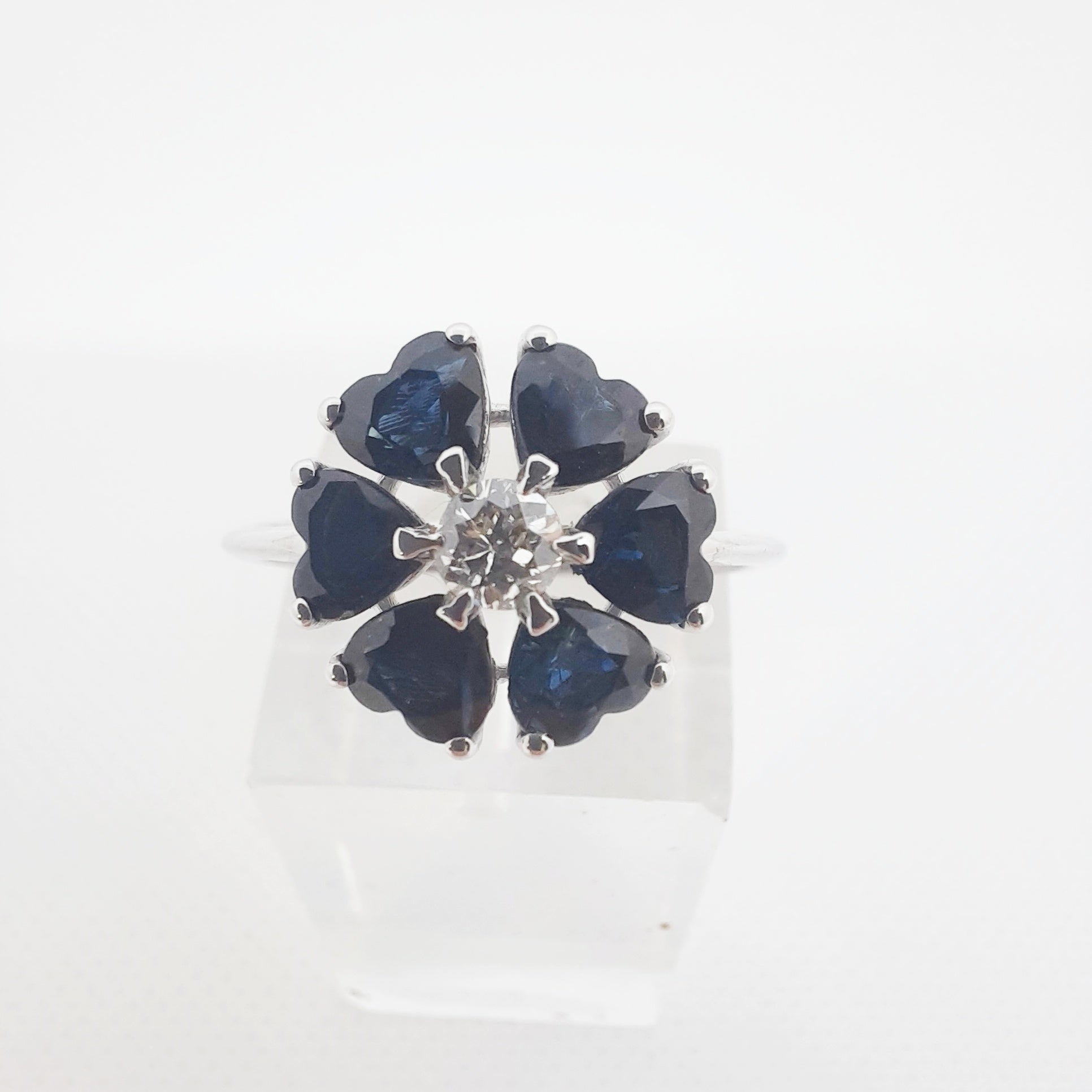 Anello con zaffiri cuore e brillante in oro bianco 18kt ANZ1