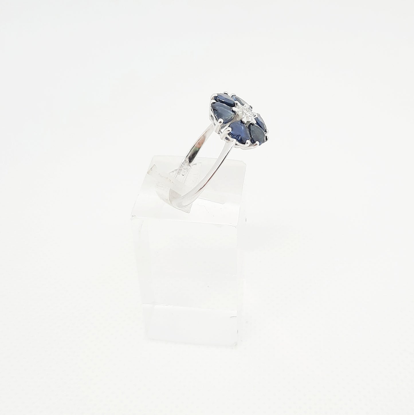 Anello con zaffiri cuore e brillante in oro bianco 18kt ANZ1