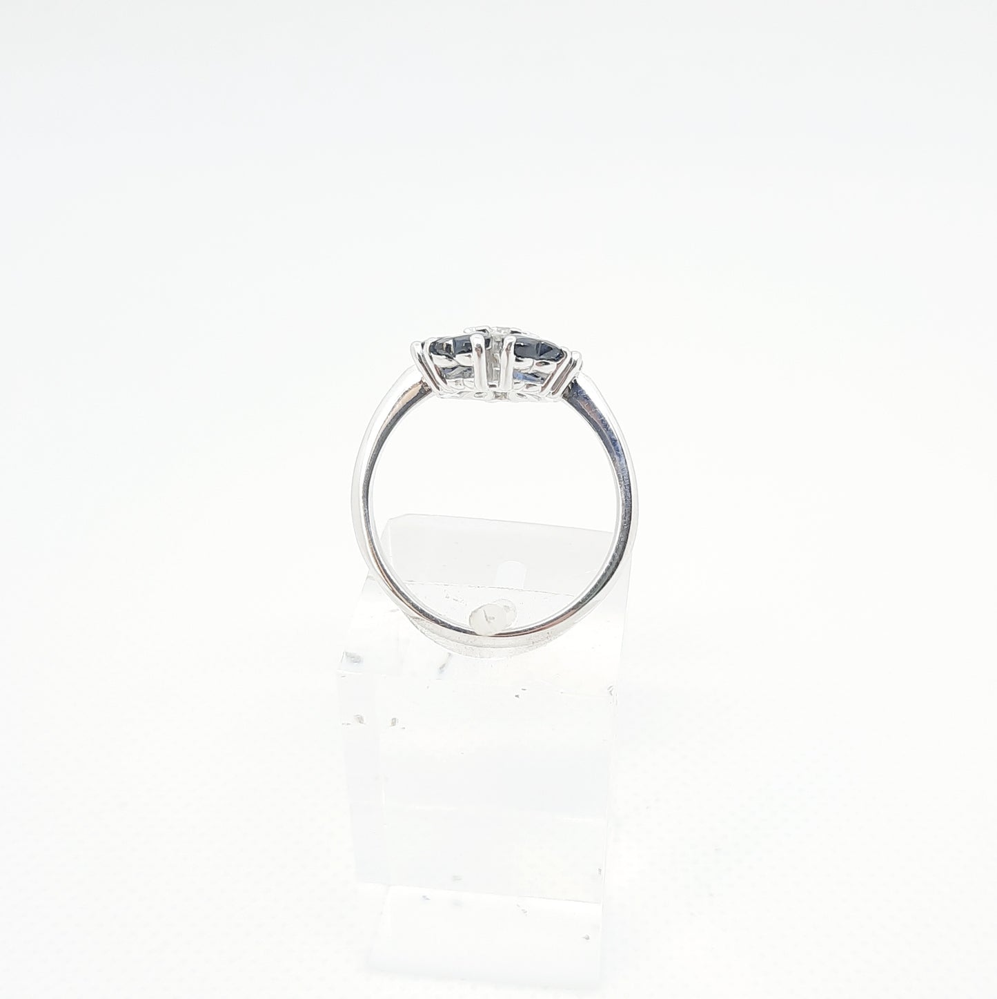 Anello con zaffiri cuore e brillante in oro bianco 18kt ANZ1