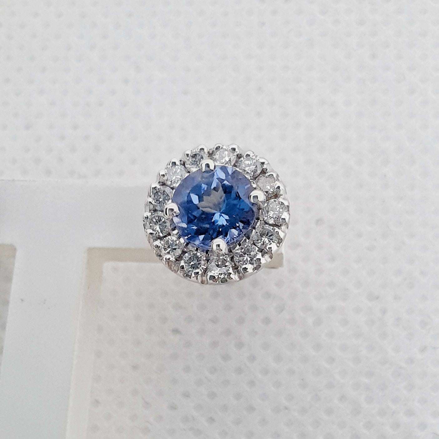 Orecchini tanzanite e diamanti in oro bianco 18kt ORT1