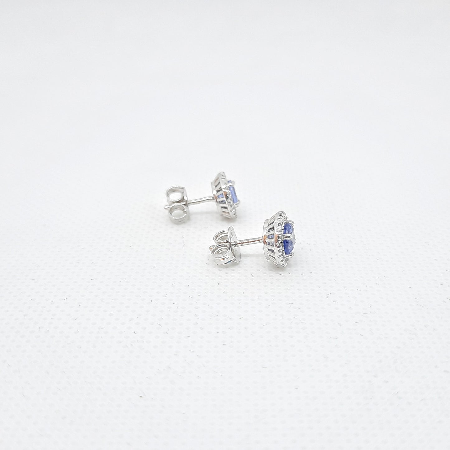 Orecchini tanzanite e diamanti in oro bianco 18kt ORT1