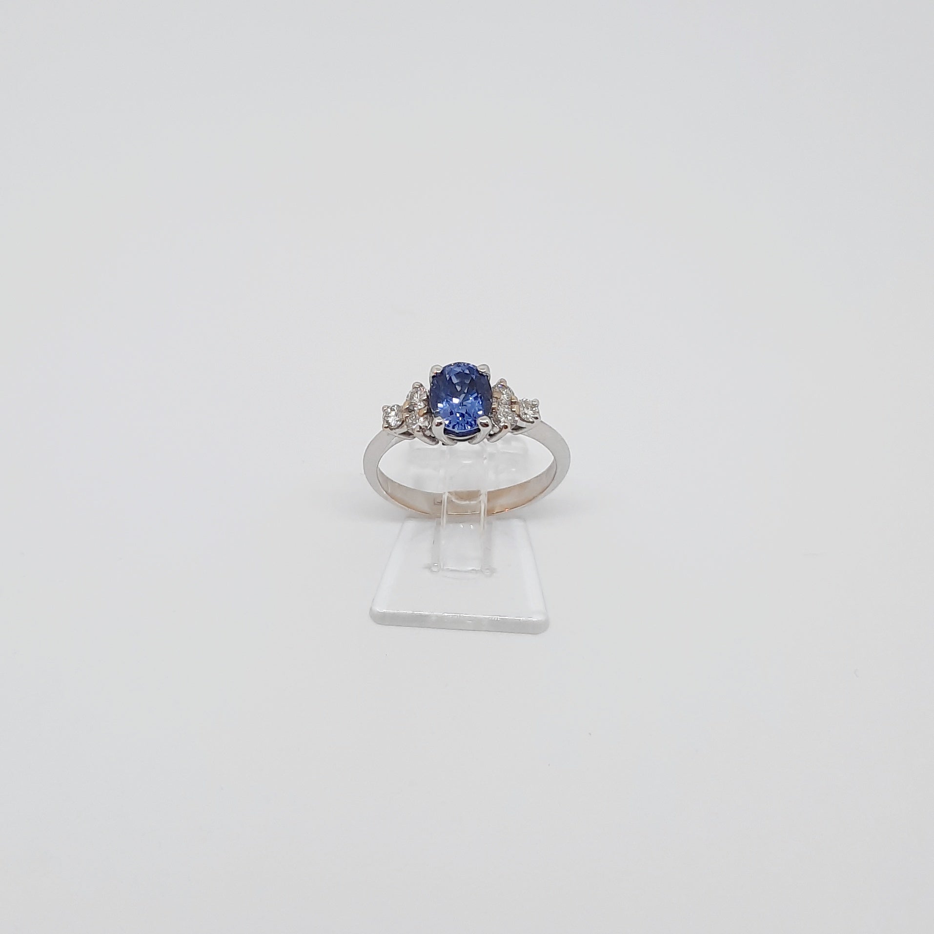 Anello con zaffiro e brillanti in oro bianco 18 kt ANZ2