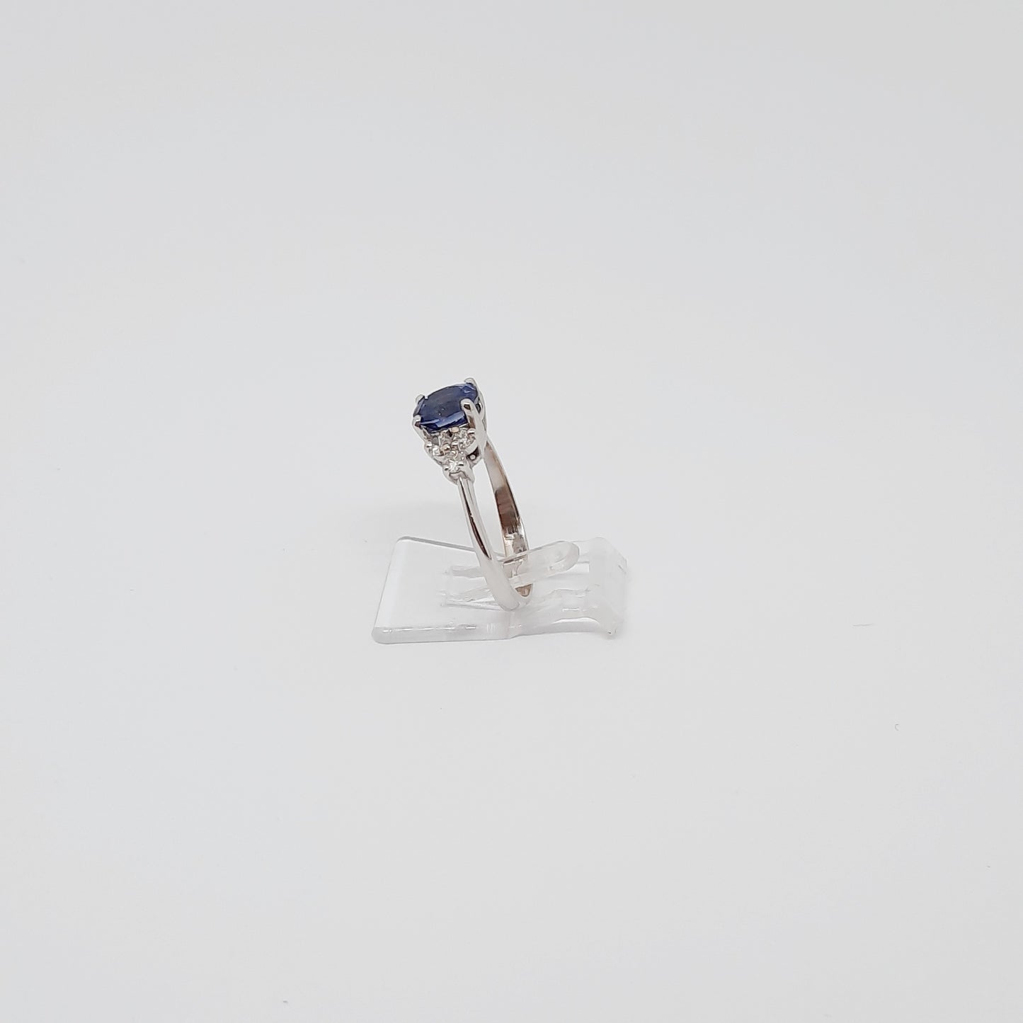 Anello con zaffiro e brillanti in oro bianco 18 kt ANZ2
