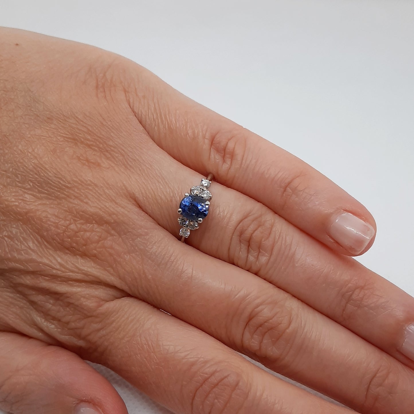 Anello con zaffiro e brillanti in oro bianco 18 kt ANZ2
