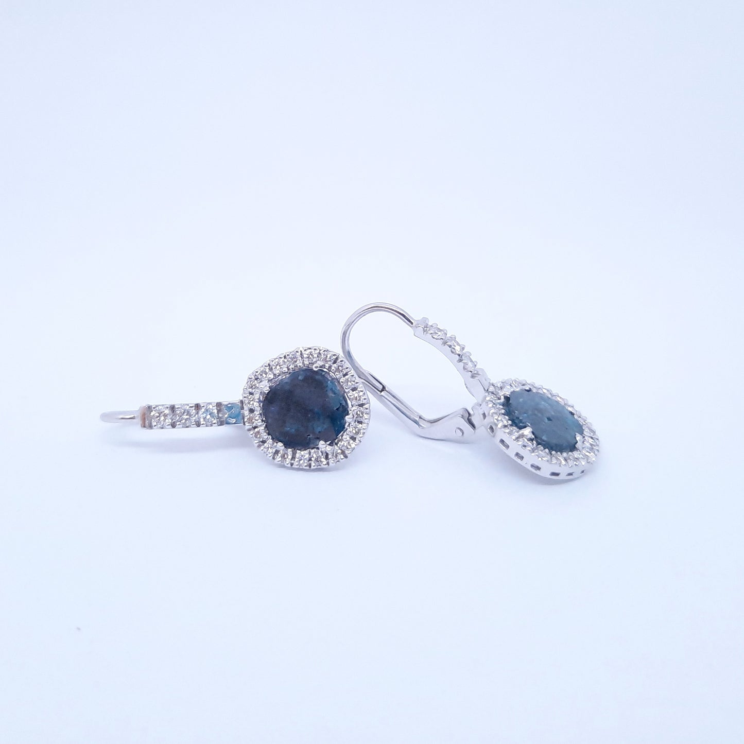 Orecchini in oro bianco 18kt con diamanti bianchi e diamanti blu ORDB1