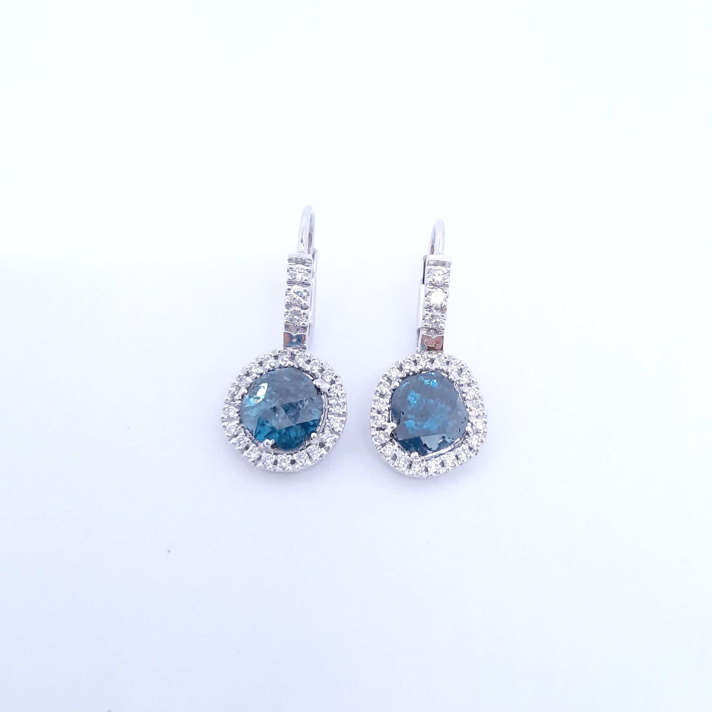 Orecchini in oro bianco 18kt con diamanti bianchi e diamanti blu ORDB1