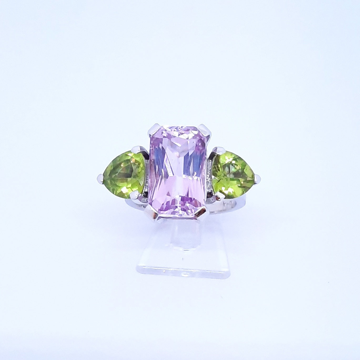 Anello con kunzite e peridot in oro bianco 18 kt AN 1