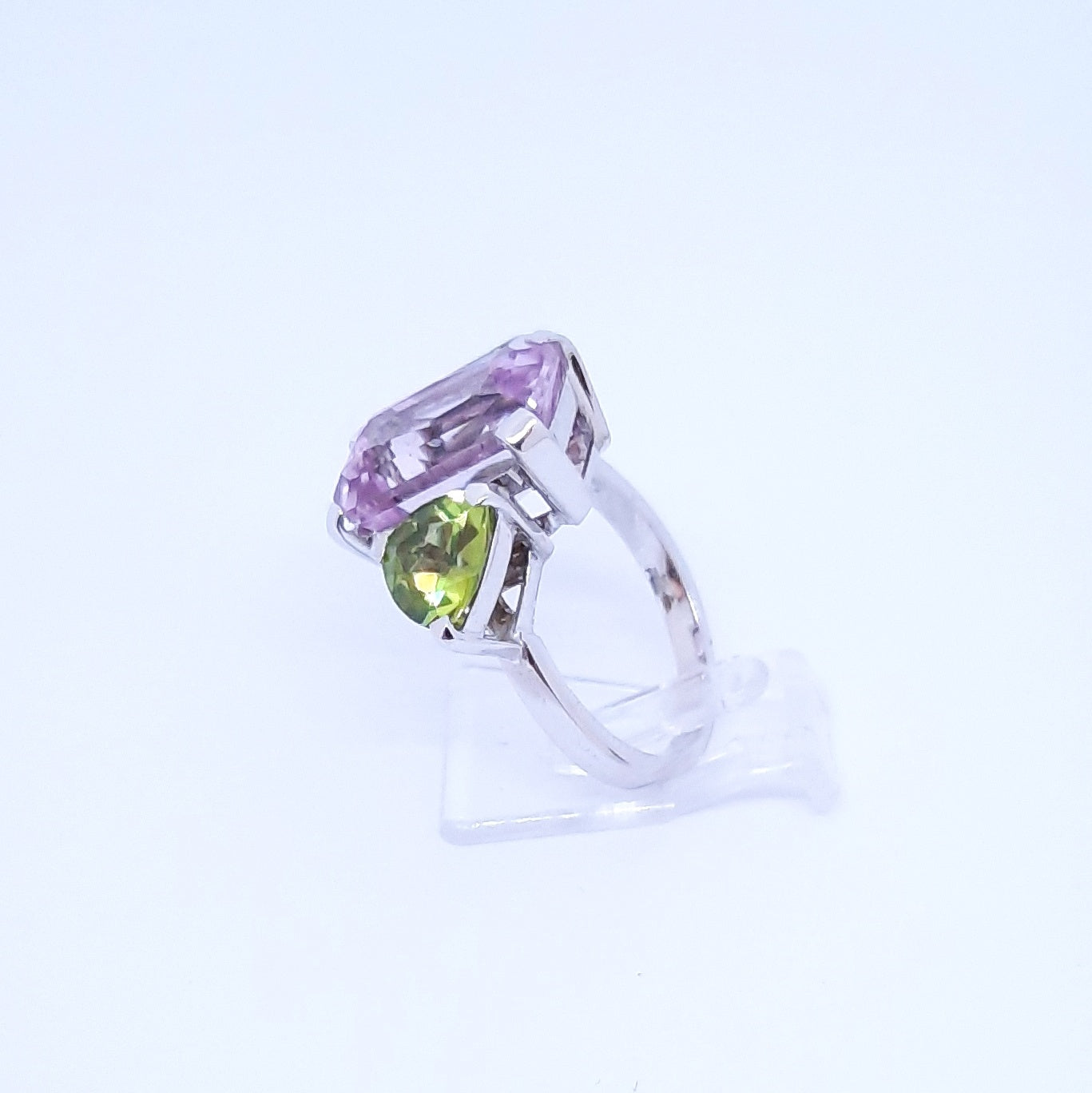 Anello con kunzite e peridot in oro bianco 18 kt AN 1
