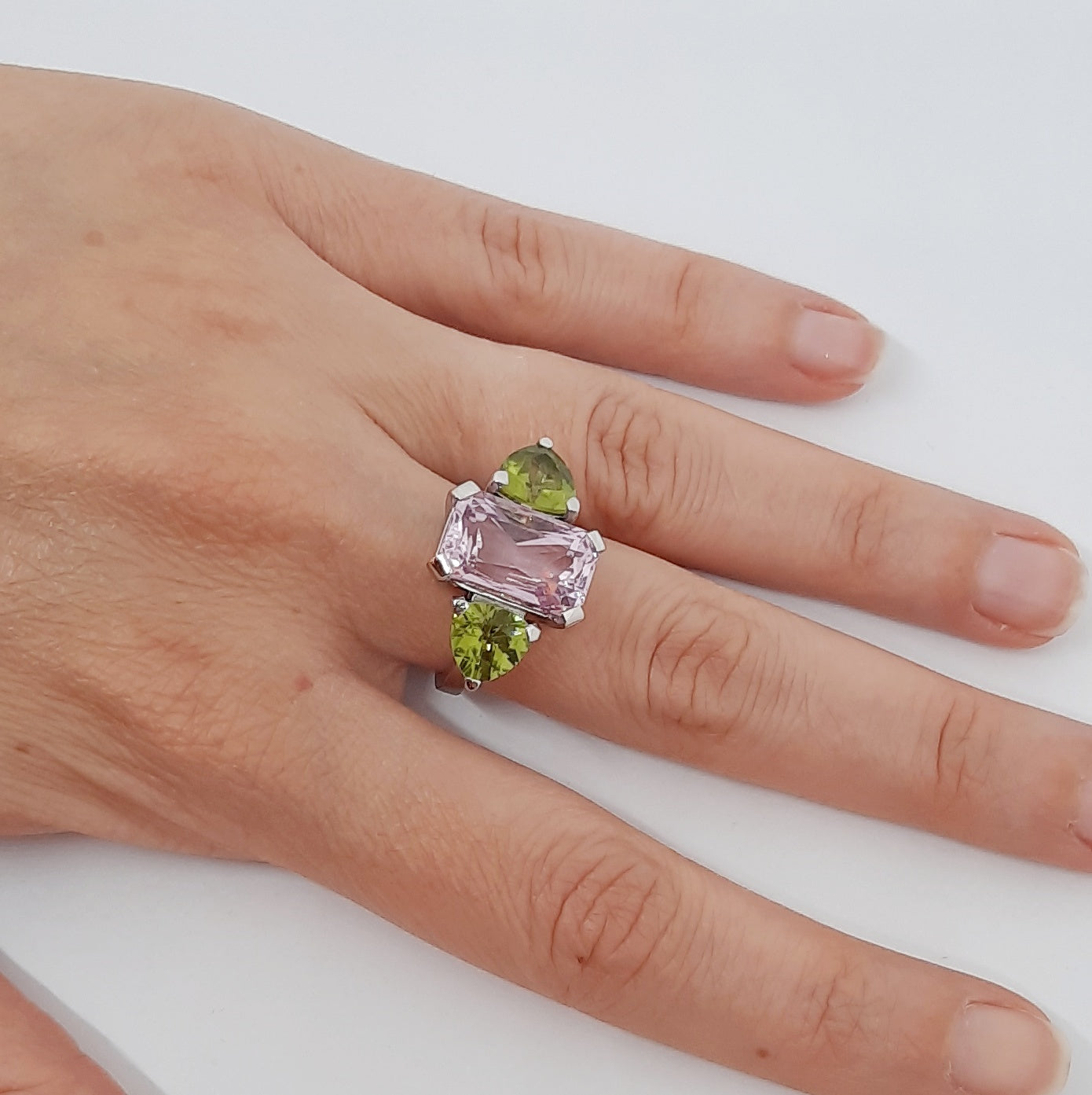 Anello con kunzite e peridot in oro bianco 18 kt AN 1