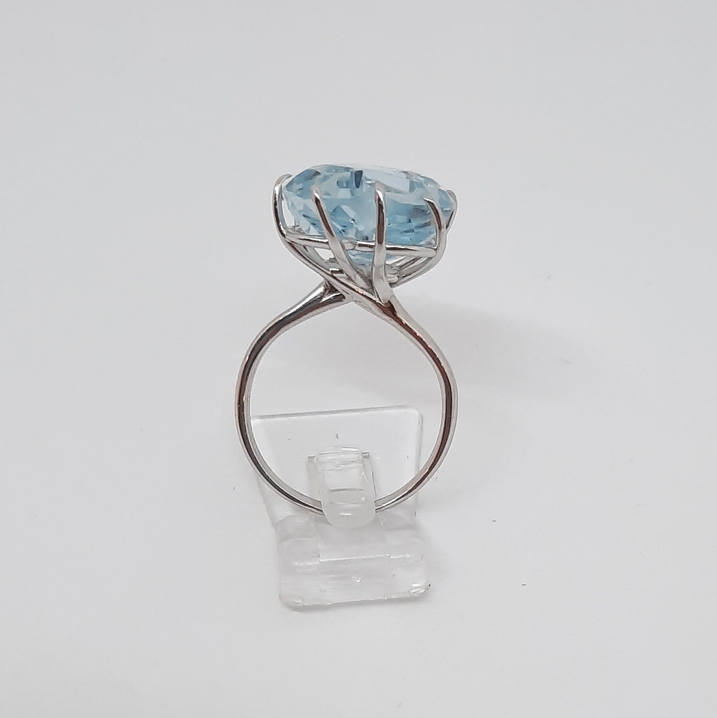 Anello con topazio azzurro in oro bianco 18 kt AN 3