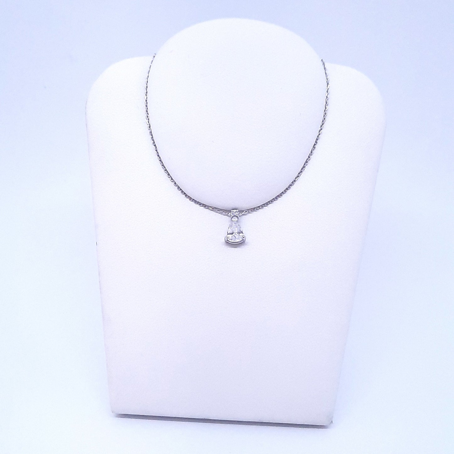 Collana diamante a goccia in oro bianco 18 kt