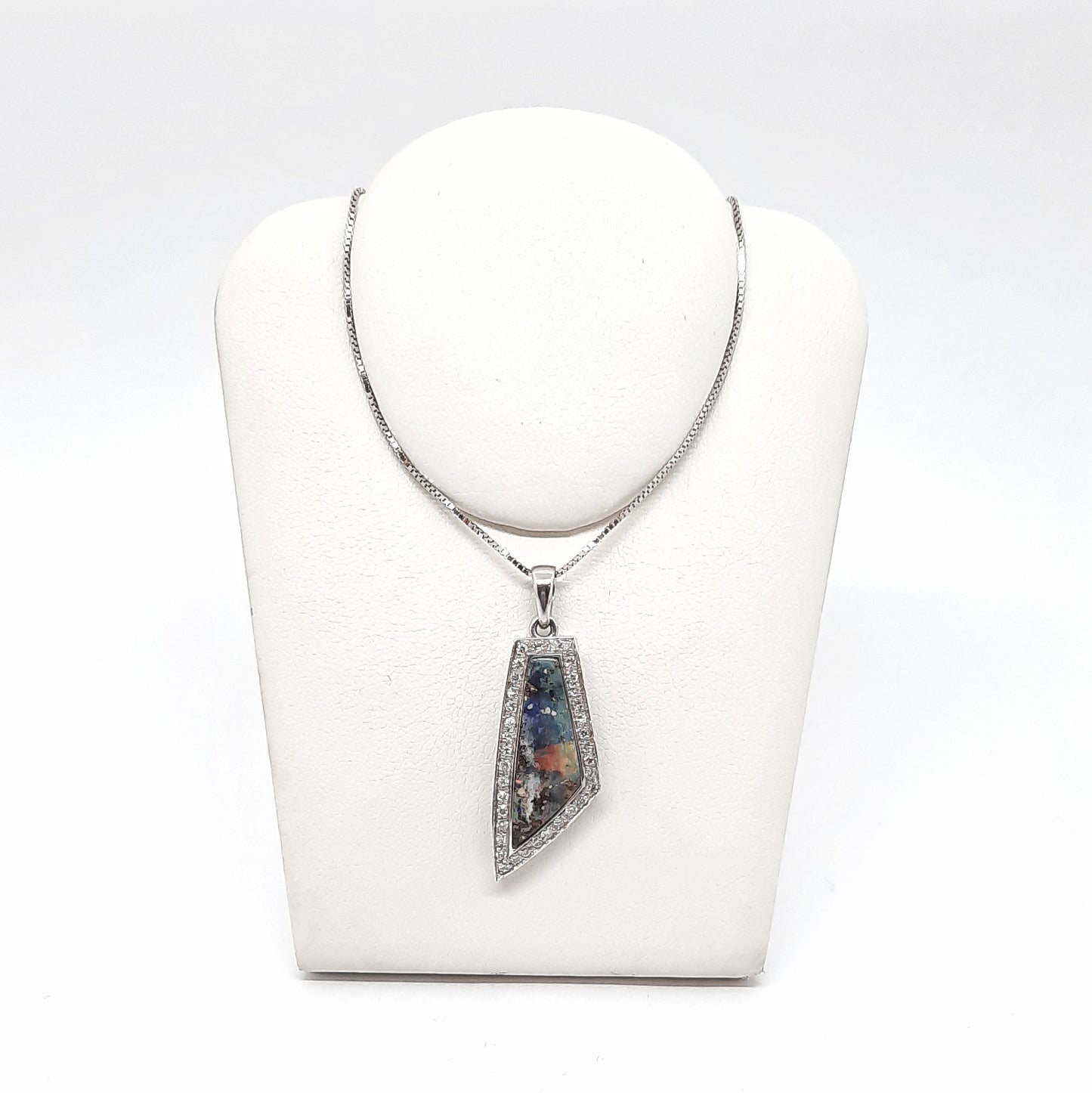 Collana con opale boulder e diamanti in oro bianco 18 kt
