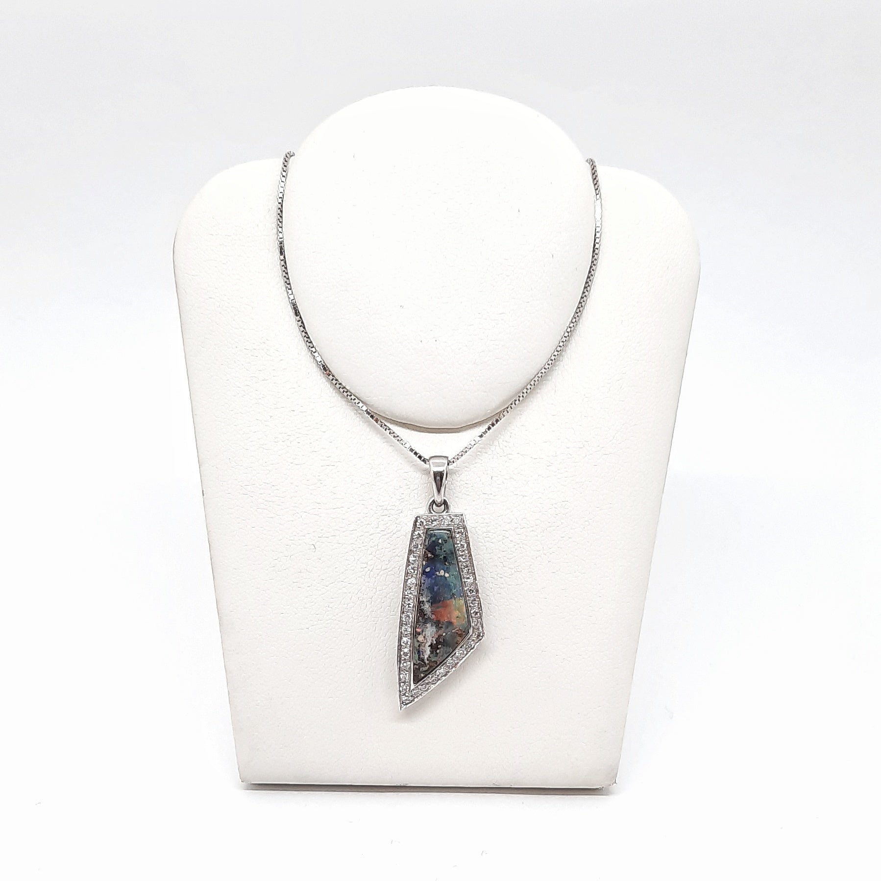 Collana con opale boulder e diamanti in oro bianco 18 kt