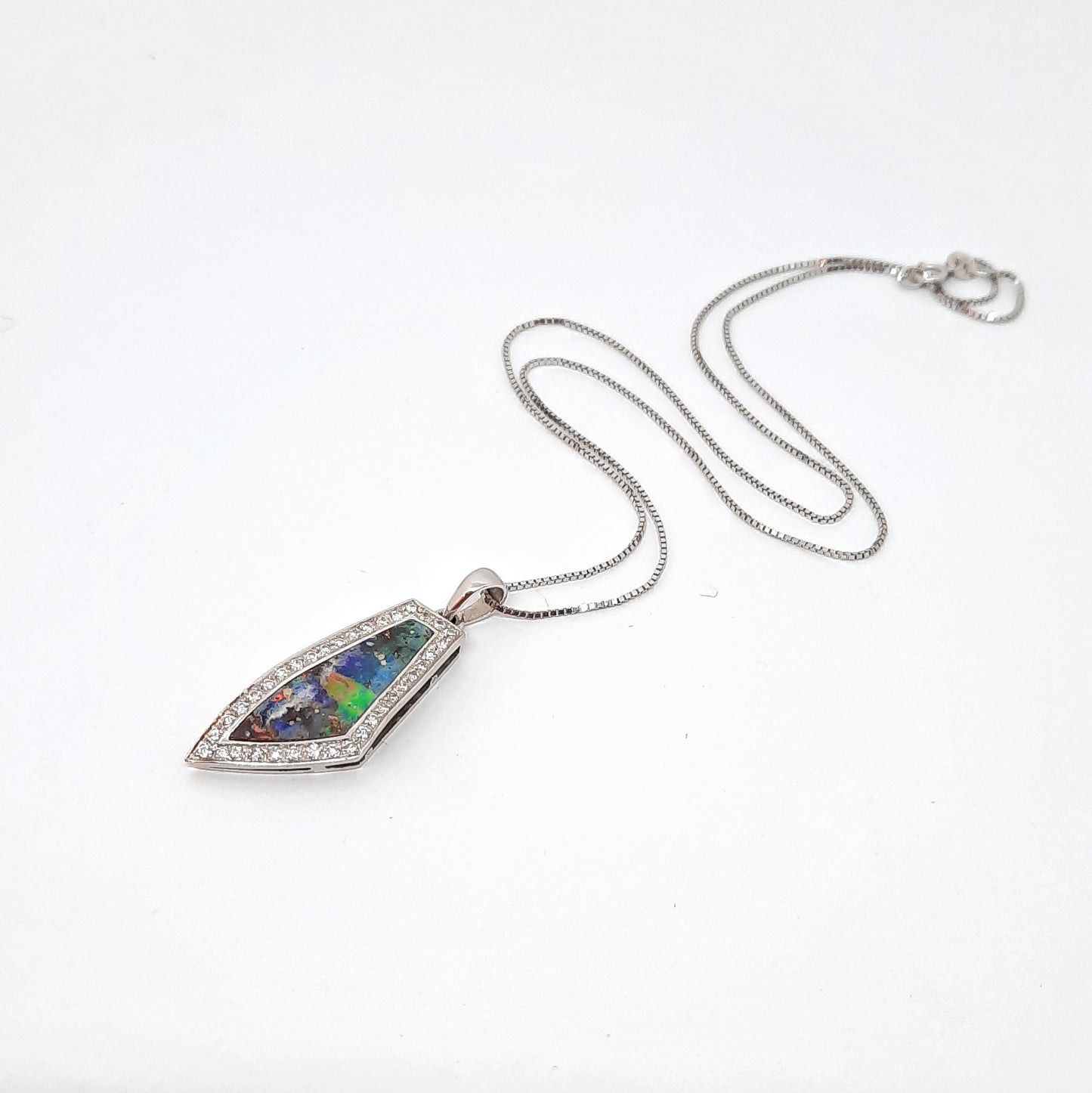 Collana con opale boulder e diamanti in oro bianco 18 kt