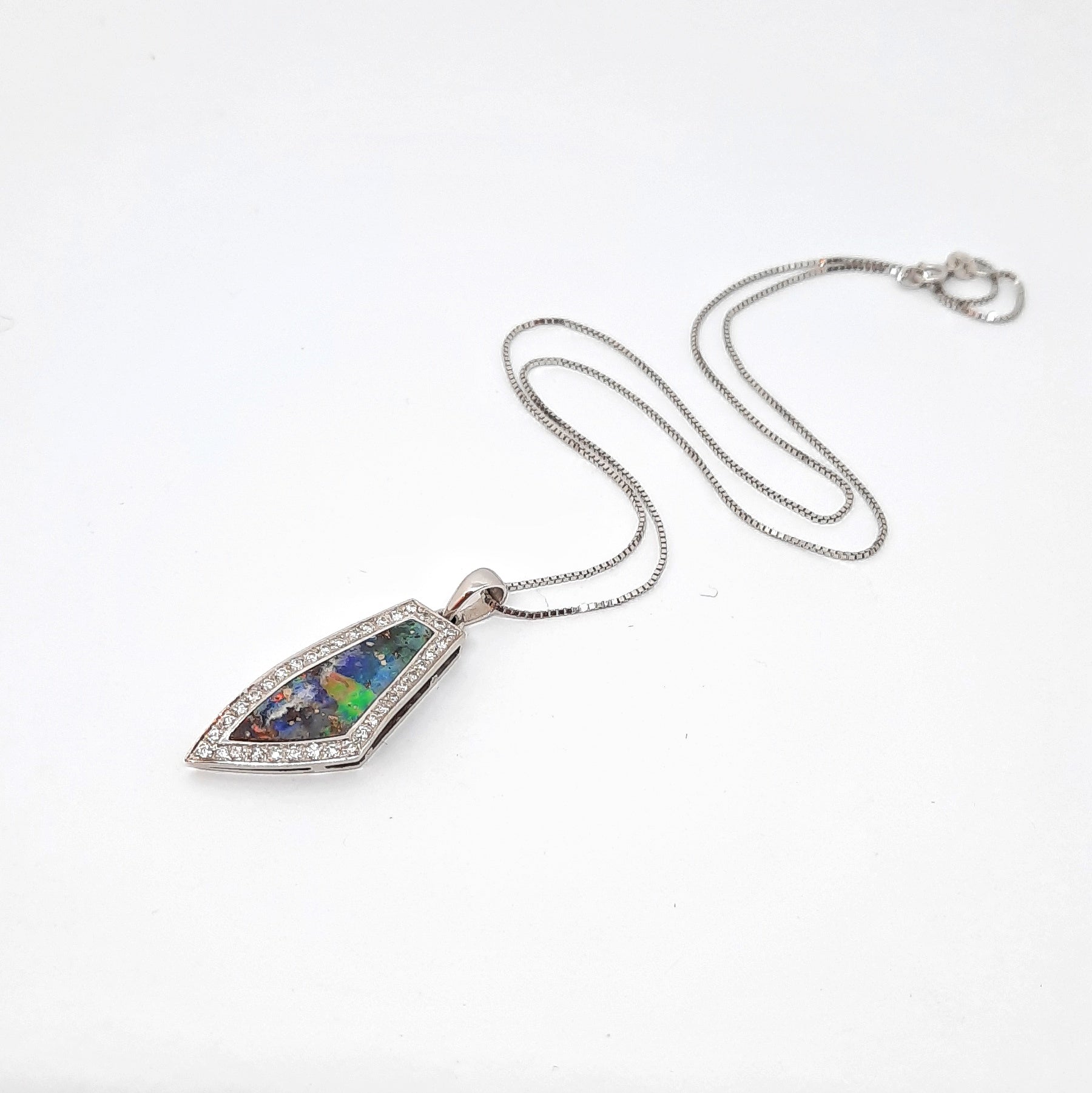 Collana con opale boulder e diamanti in oro bianco 18 kt