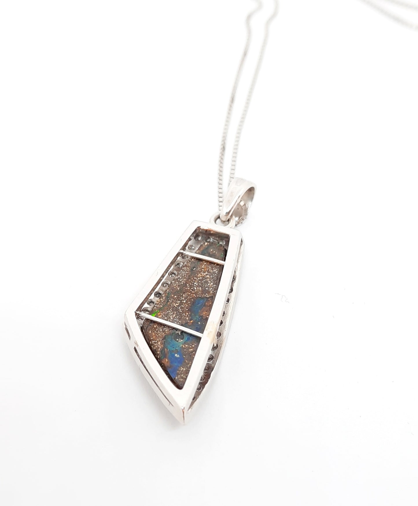 Collana con opale boulder e diamanti in oro bianco 18 kt