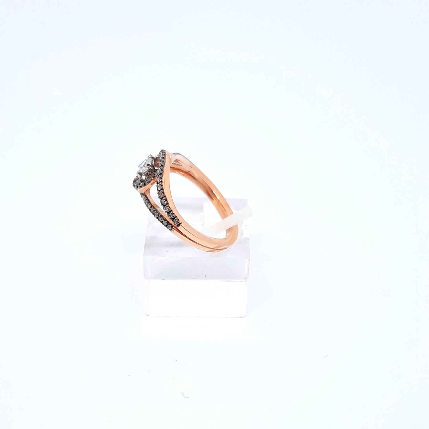 Anello con diamante centrale e diamanti brown in oro rosa 18 kt