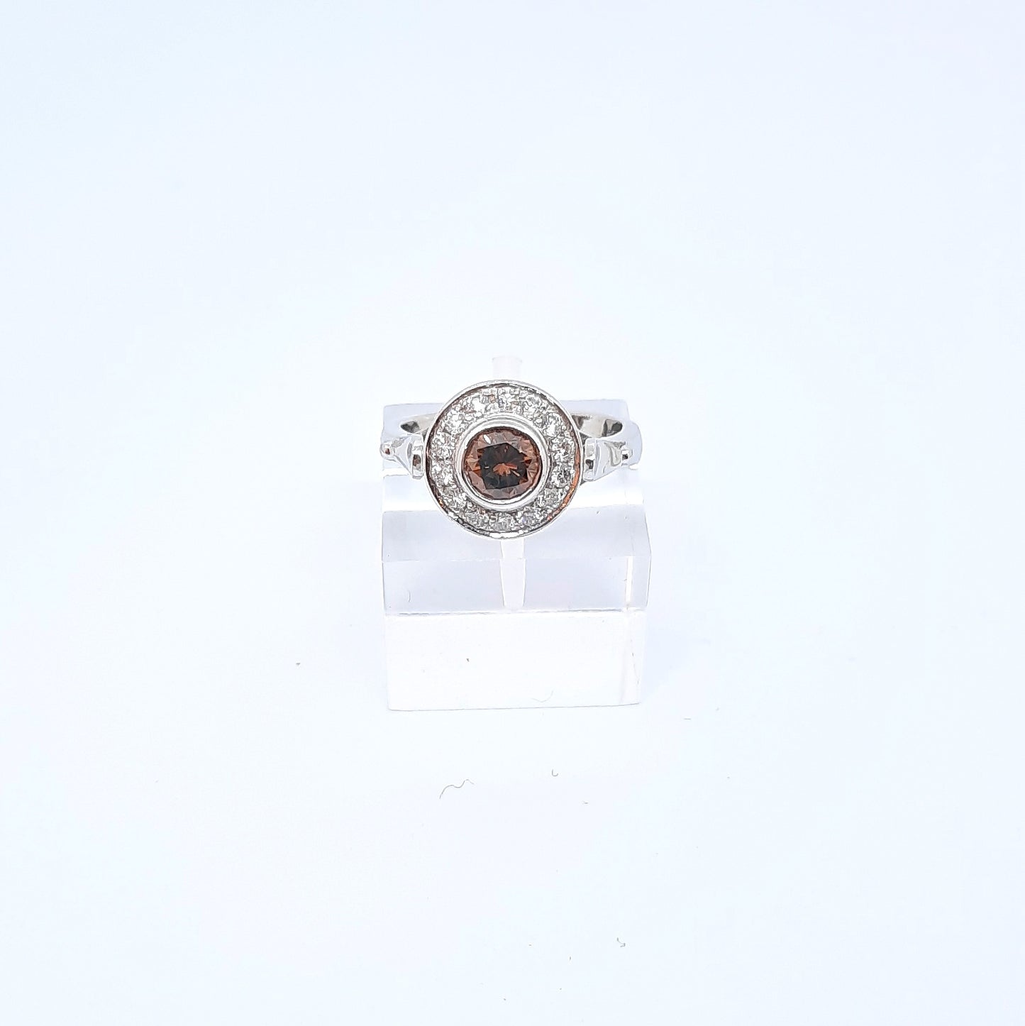 Anello con diamante brown centrale e diamanti bianchi in oro bianco 18 kt