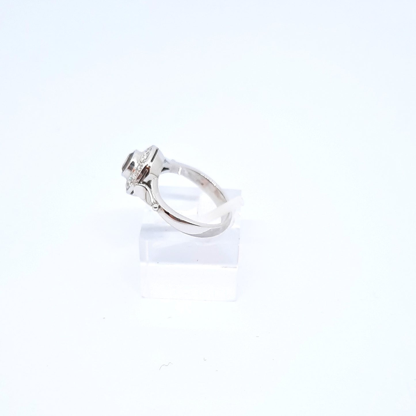 Anello con diamante brown centrale e diamanti bianchi in oro bianco 18 kt