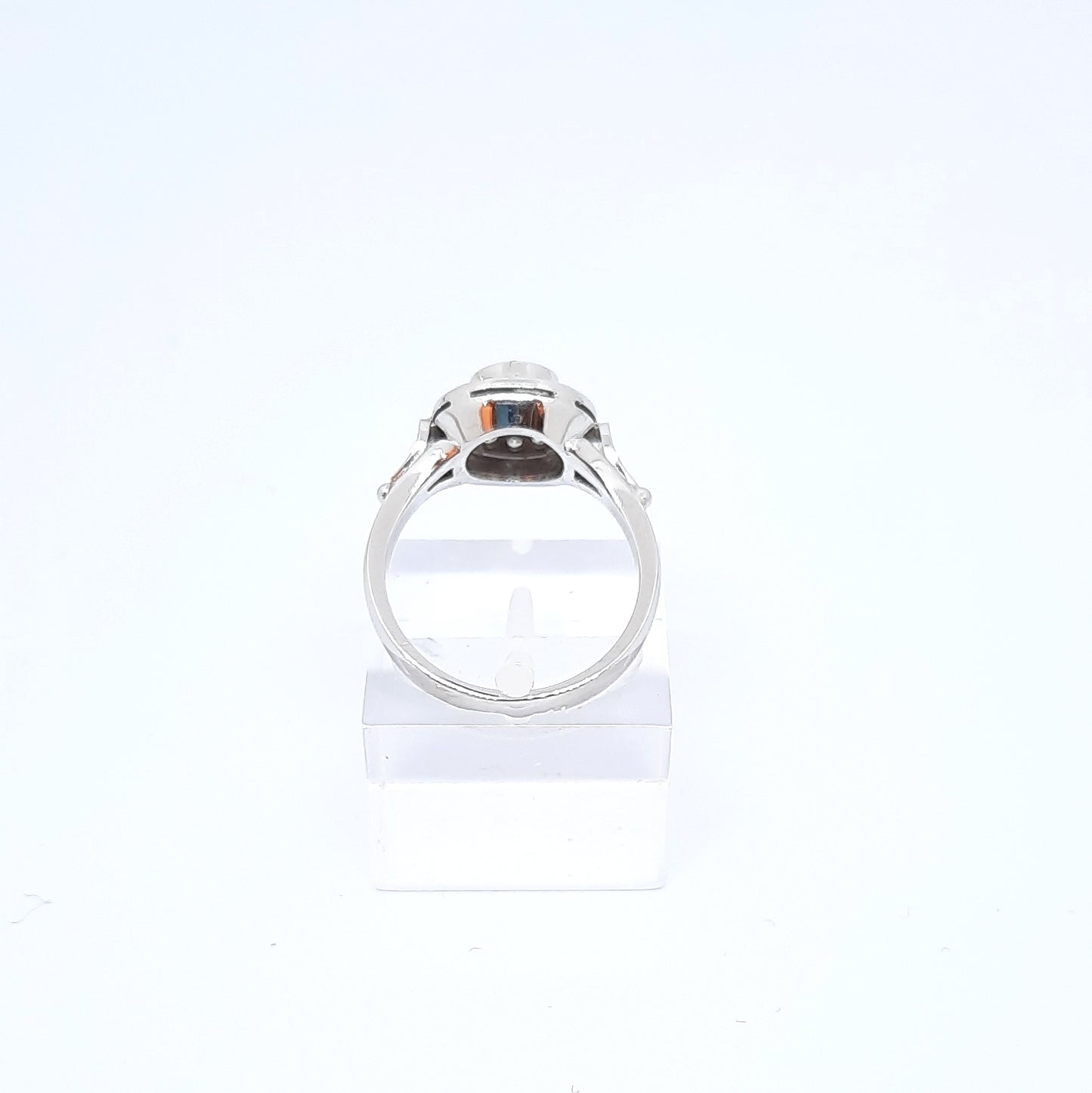 Anello con diamante brown centrale e diamanti bianchi in oro bianco 18 kt