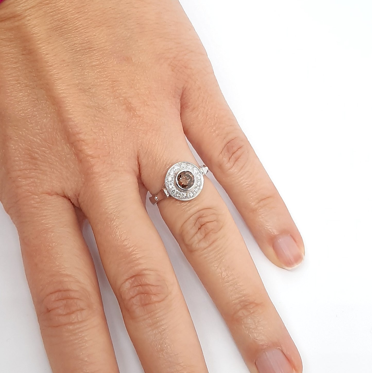 Anello con diamante brown centrale e diamanti bianchi in oro bianco 18 kt