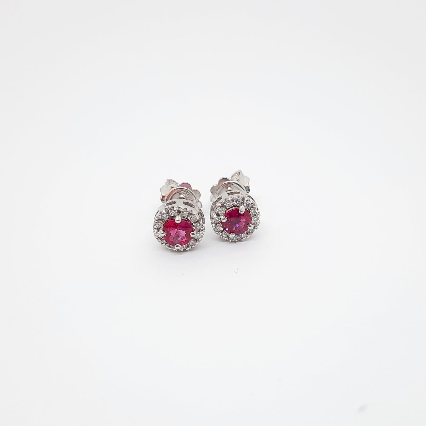 Orecchini in oro bianco 18 kt con diamanti e rubino