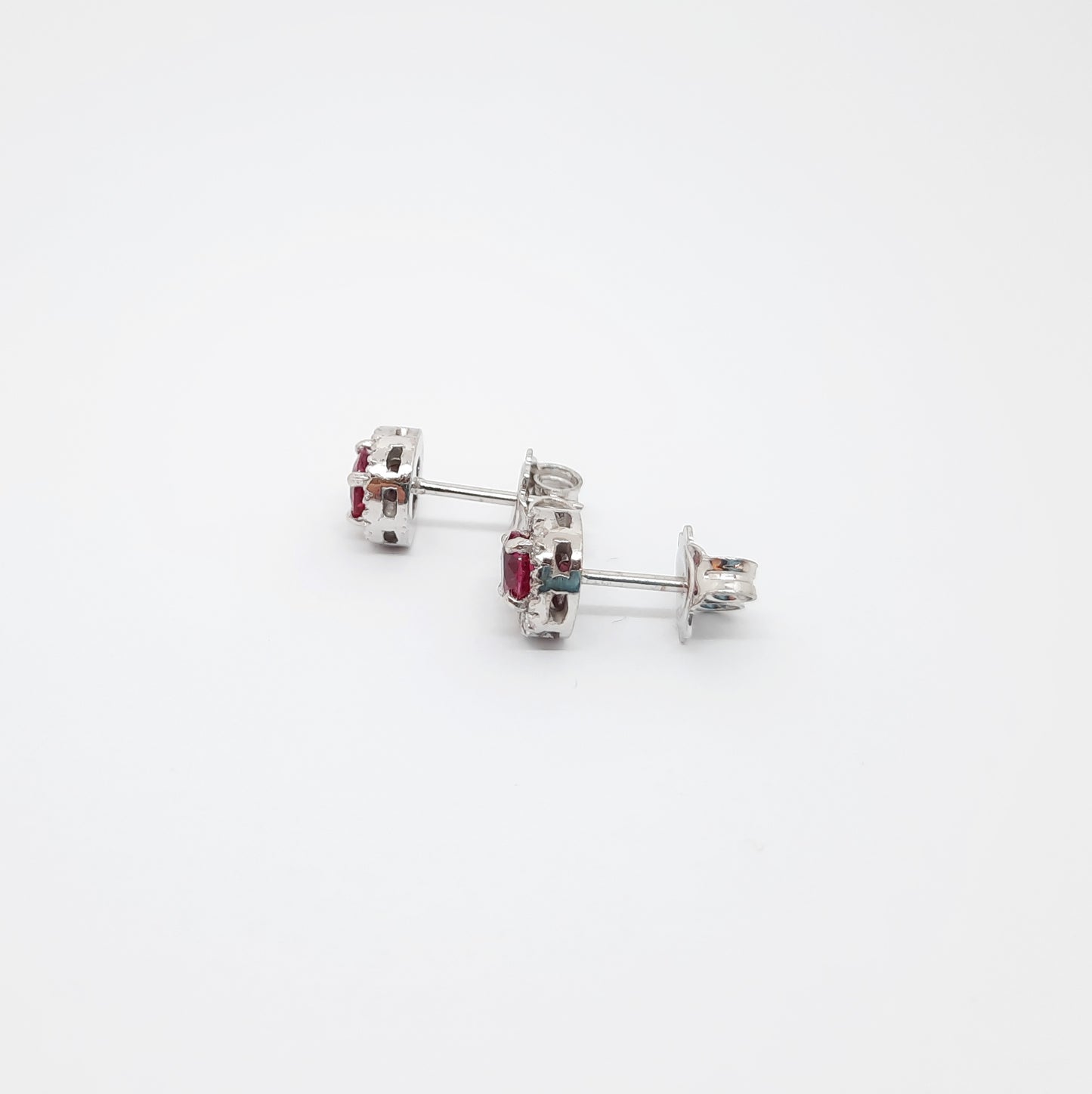 Orecchini in oro bianco 18 kt con diamanti e rubino